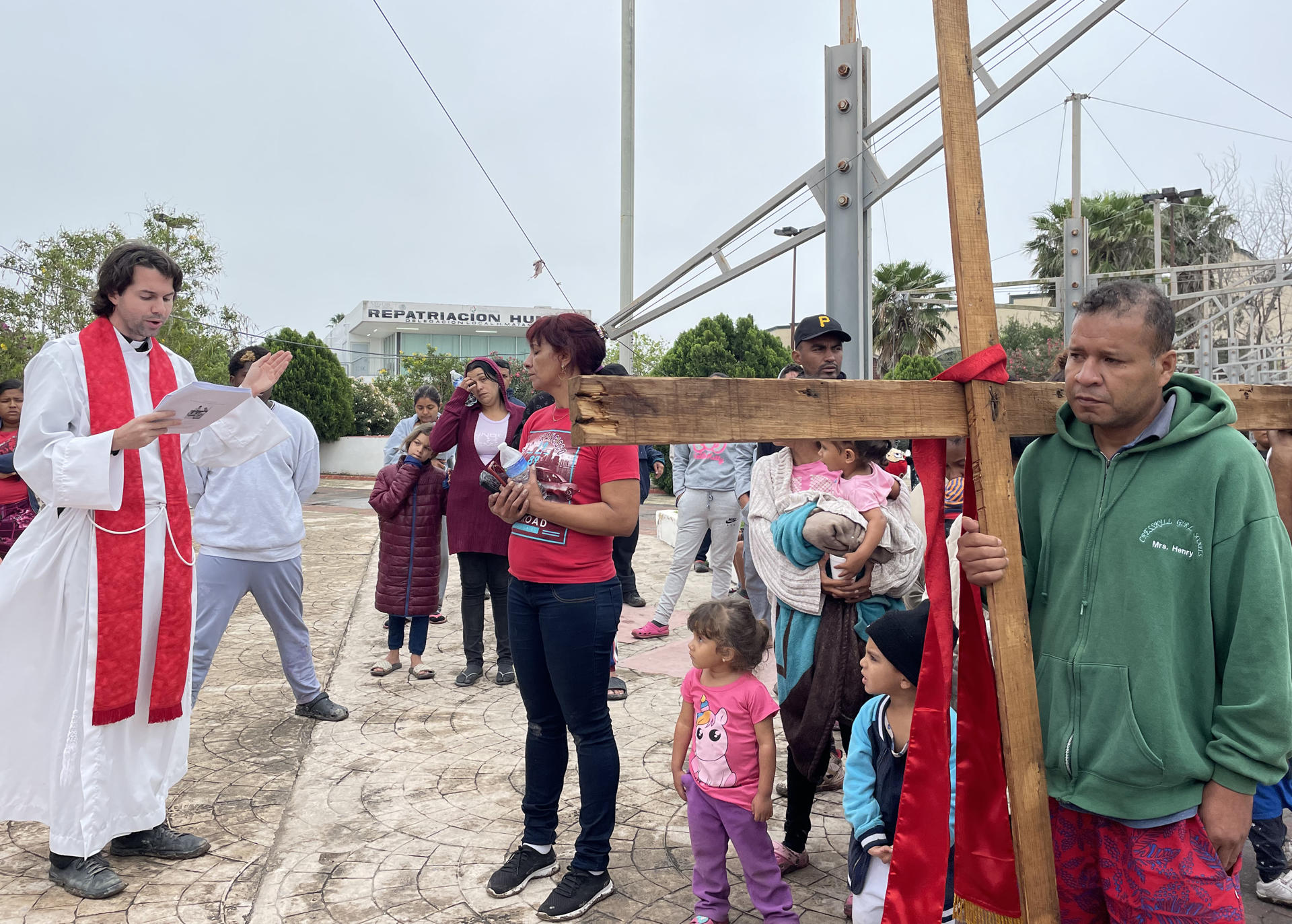 Migrantes participaron en viacrucis este Viernes Santo en Tamaulipas.
(EFE)