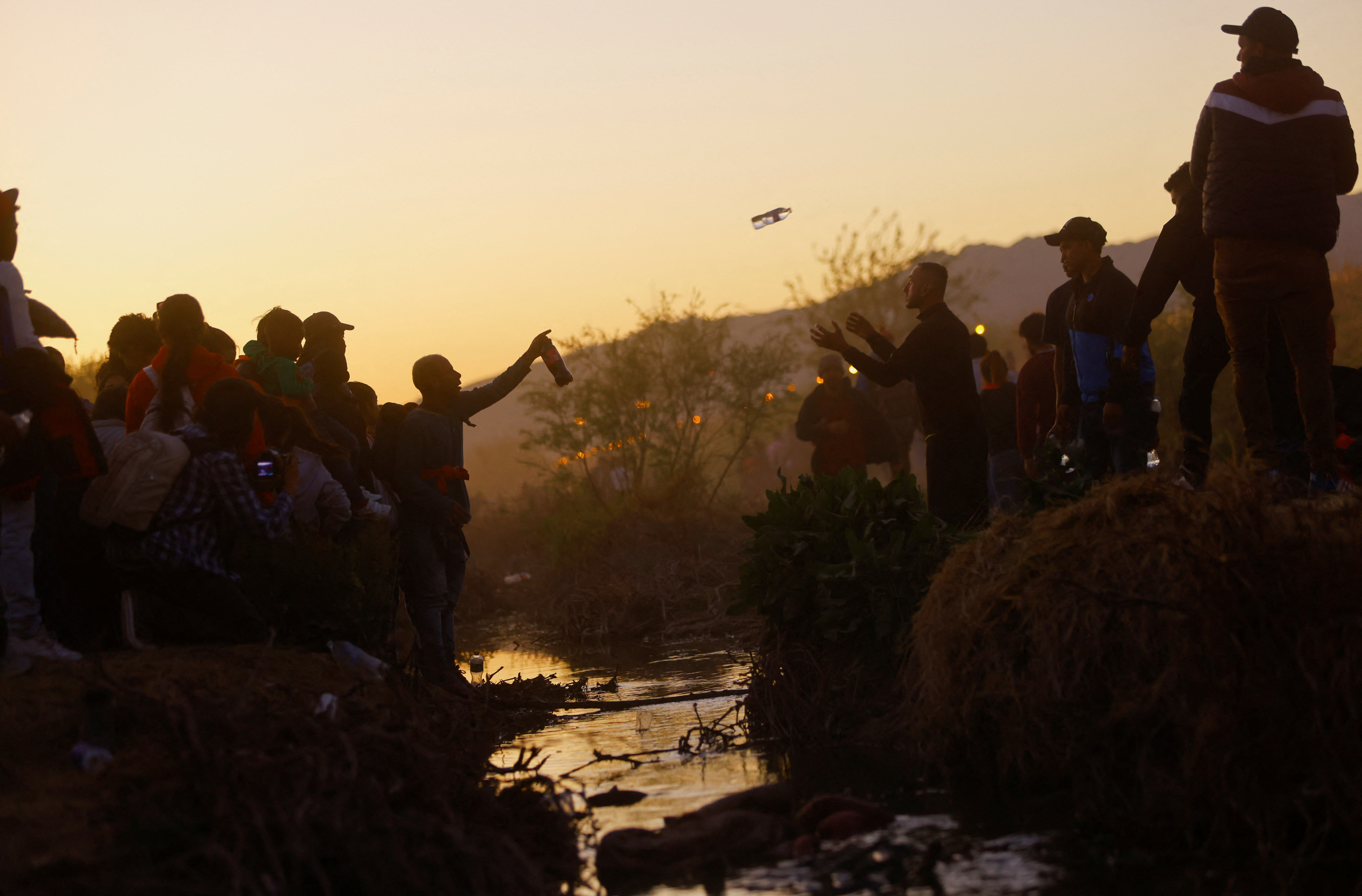 Migrantes se mantienen a la espera de una resolución sobre su estadía legal en EUA.
(REUTERS/Jose Luis Gonzalez)