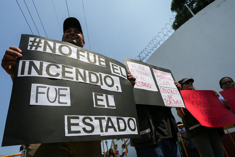 Activistas bloquean la entrada al centro de detención de migrantes Siglo XXI, durante una protesta tras la muerte de varios migrantes luego de que estallara un incendio en un centro de detención de migrantes el lunes en la fronteriza Ciudad Juárez. (REUTERS/Gabriela Sanabria NO RESALES. NO ARCHIVES/File Photo)