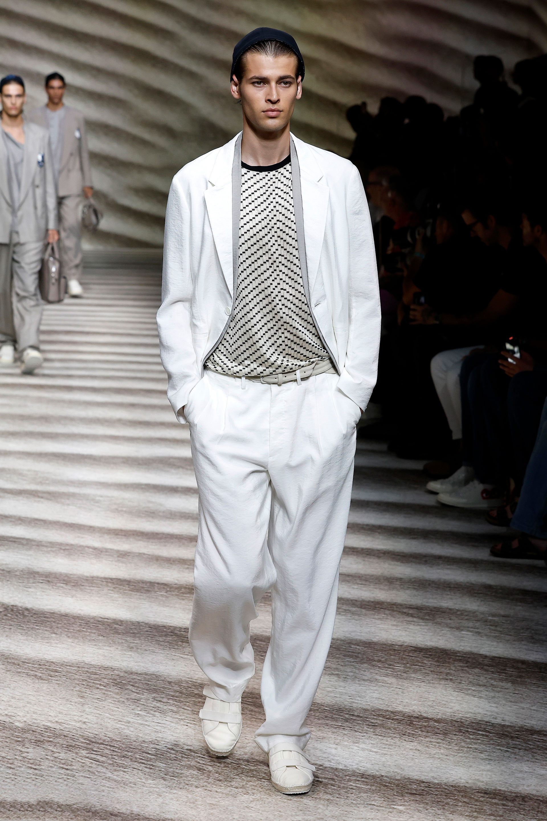 Un modelo camina por la pasarela en el desfile de modas de Giorgio Armani durante la Semana de la Moda de Milán
(Foto de Estrop/Getty Images)