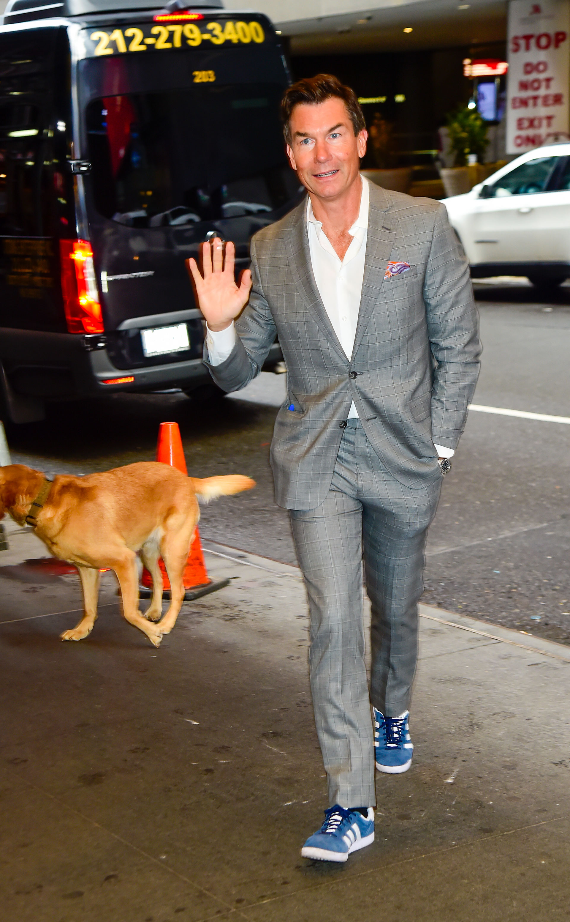 El actor Jerry O'Connell con traje y zapatillas para la ciudad
(Photo by Raymond Hall/GC Images )
(Getty)