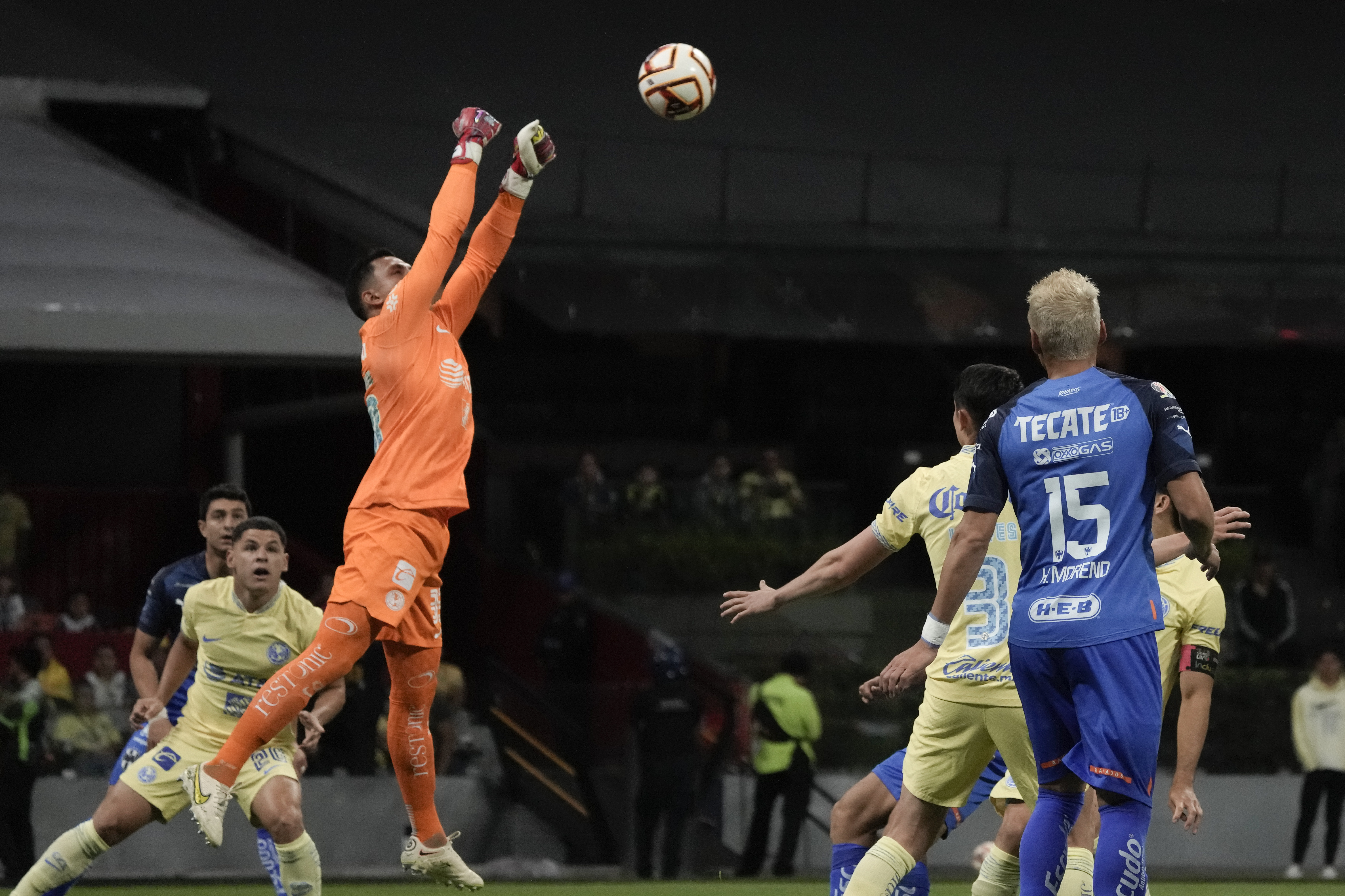 Luis Malagón, arquero del América, sale a cortar un centro en el partido ante Monterrey, el sábado 8 de abril de 2023, en Ciudad de México (AP Foto/Eduardo Verdugo)