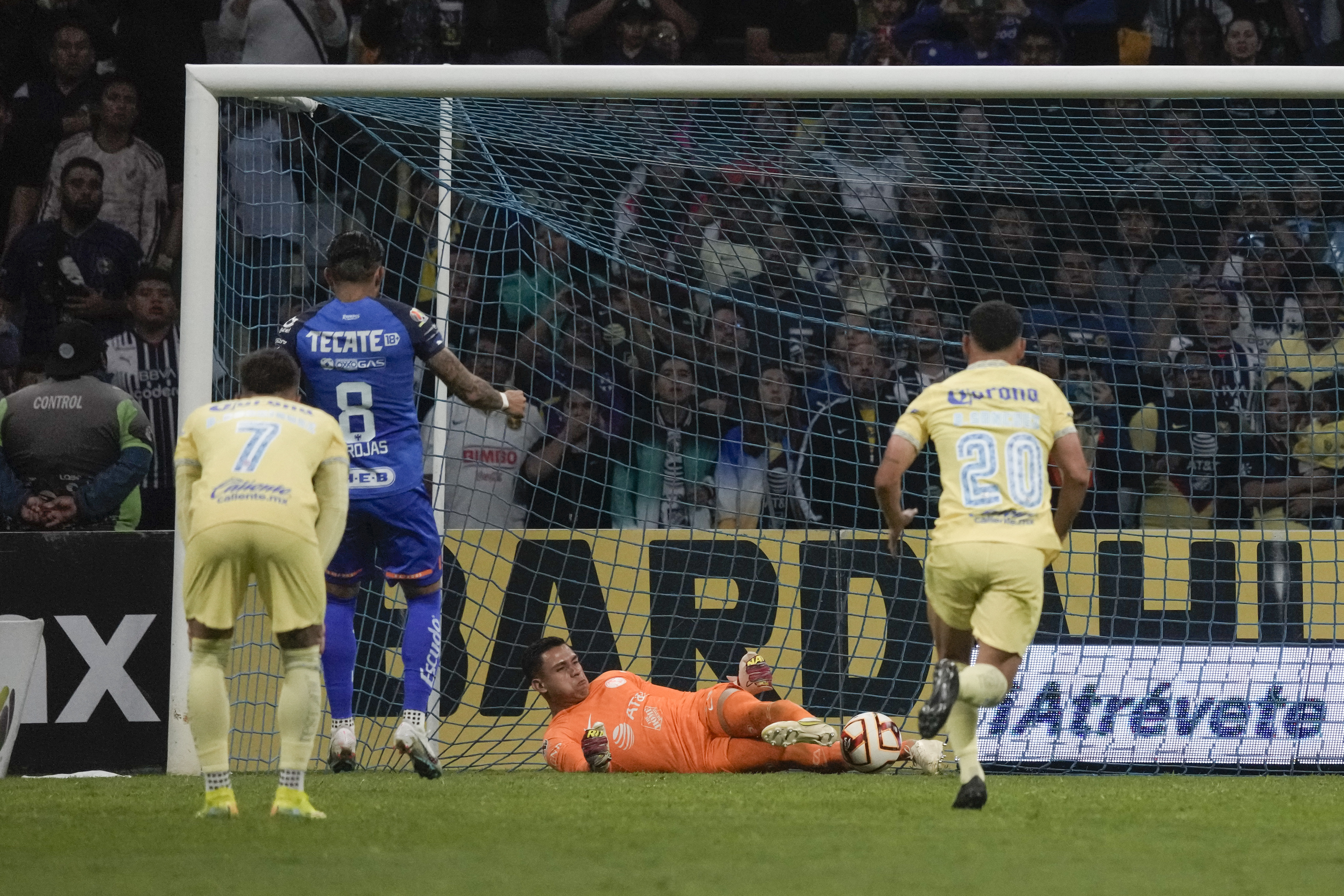 Luis Malagón, arquero del América, tapa un penal ejecutado por Joao Rojas del Monterrey, el sábado 8 de abril de 2023, en un encuentro de la Liga MX (AP foto/Eduardo Verdugo)