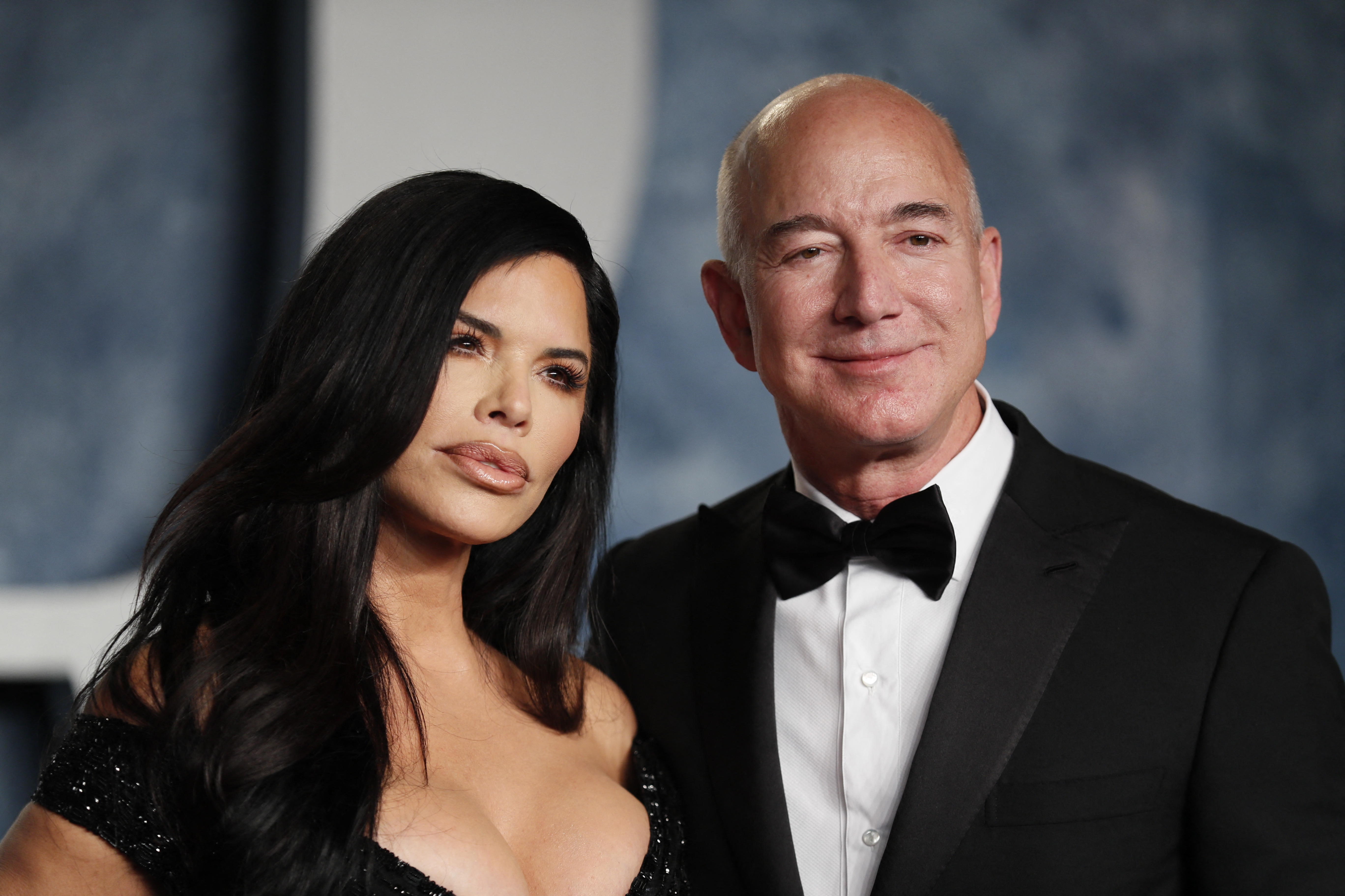 Jeff Bezos y Lauren Sánchez en la fiesta Vanity Fair de los Oscar tras la 95 edición de los premios de la Academia, en Beverly Hills, California, Estados Unidos, el 12 de marzo de 2023 (REUTERS/Danny Moloshok)