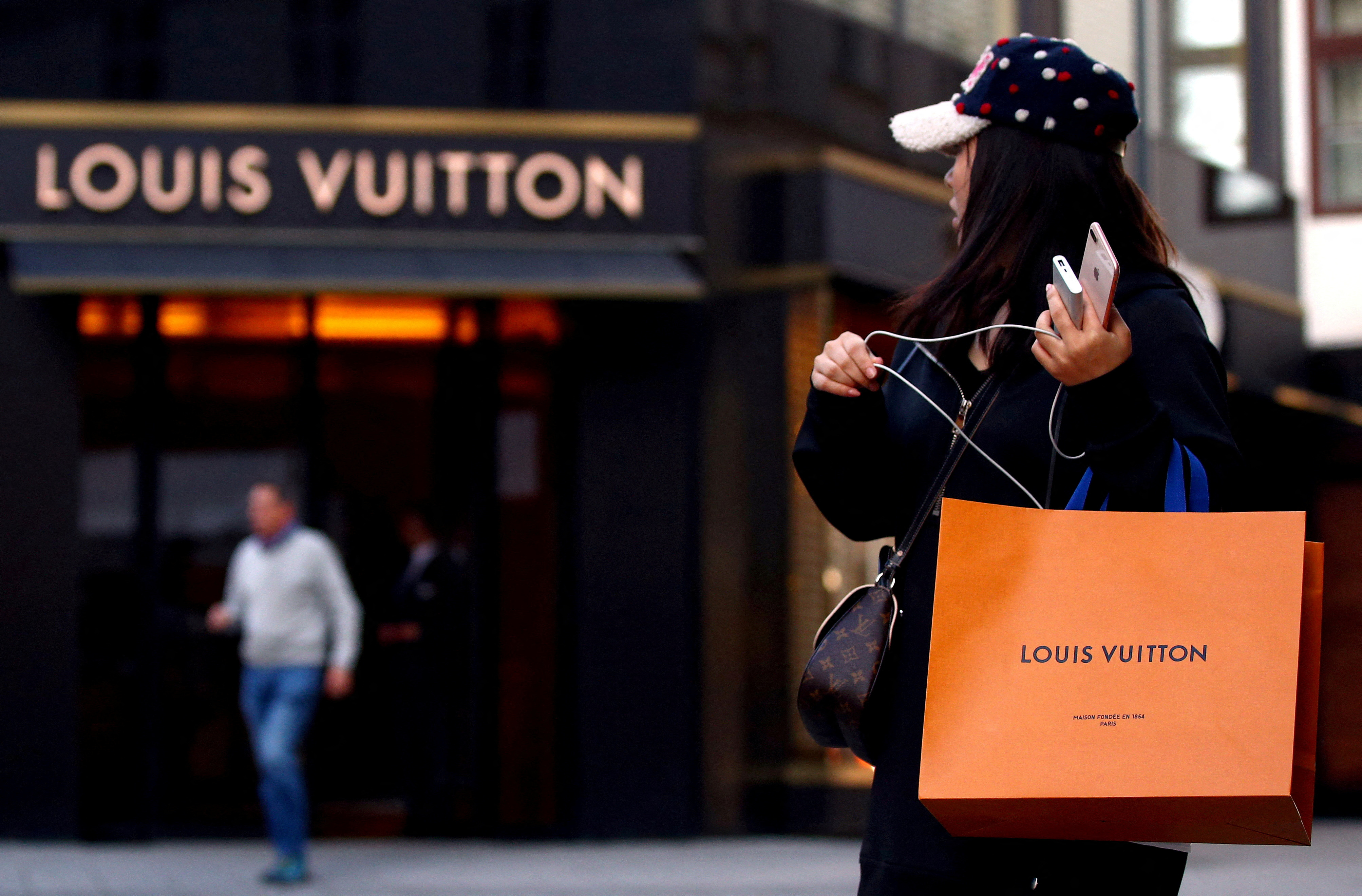  Una mujer con una bolsa de la compra de la marca Louis Vuitton en Viena (Reuters)