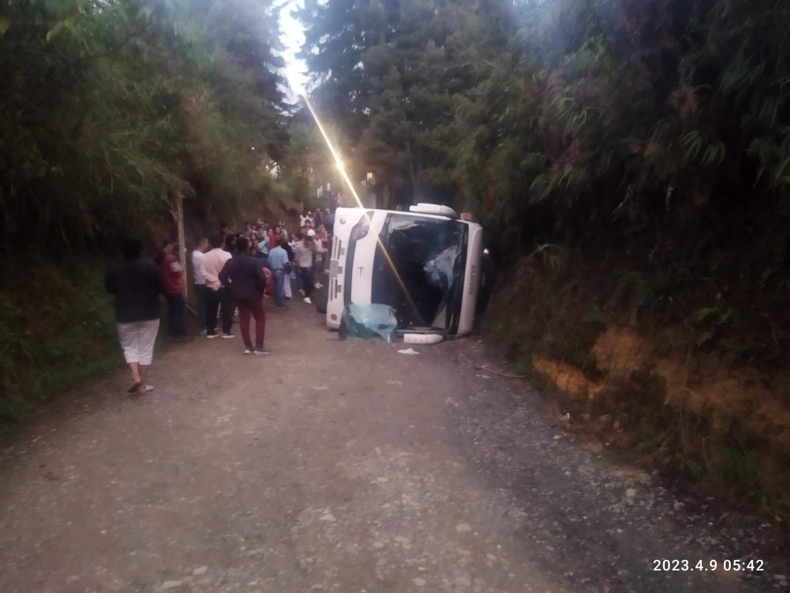 Bus volcado en Marinilla, Antioquia. Foto: denuncias Antioquia.