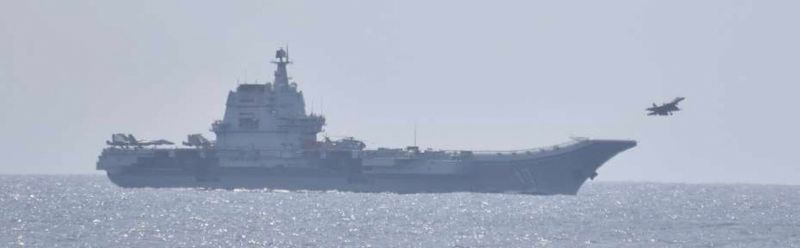 Un caza a reacción despega del portaaviones chino Shandong, al sur de la prefectura de Okinawa, Japón, en esta imagen difundida por la Oficina del Estado Mayor Conjunto del Ministerio de Defensa de Japón. 10 de abril de 2023. Oficina del Estado Mayor Conjunto del Ministerio de Defensa de Japón/HANDOUT vía REUTERS