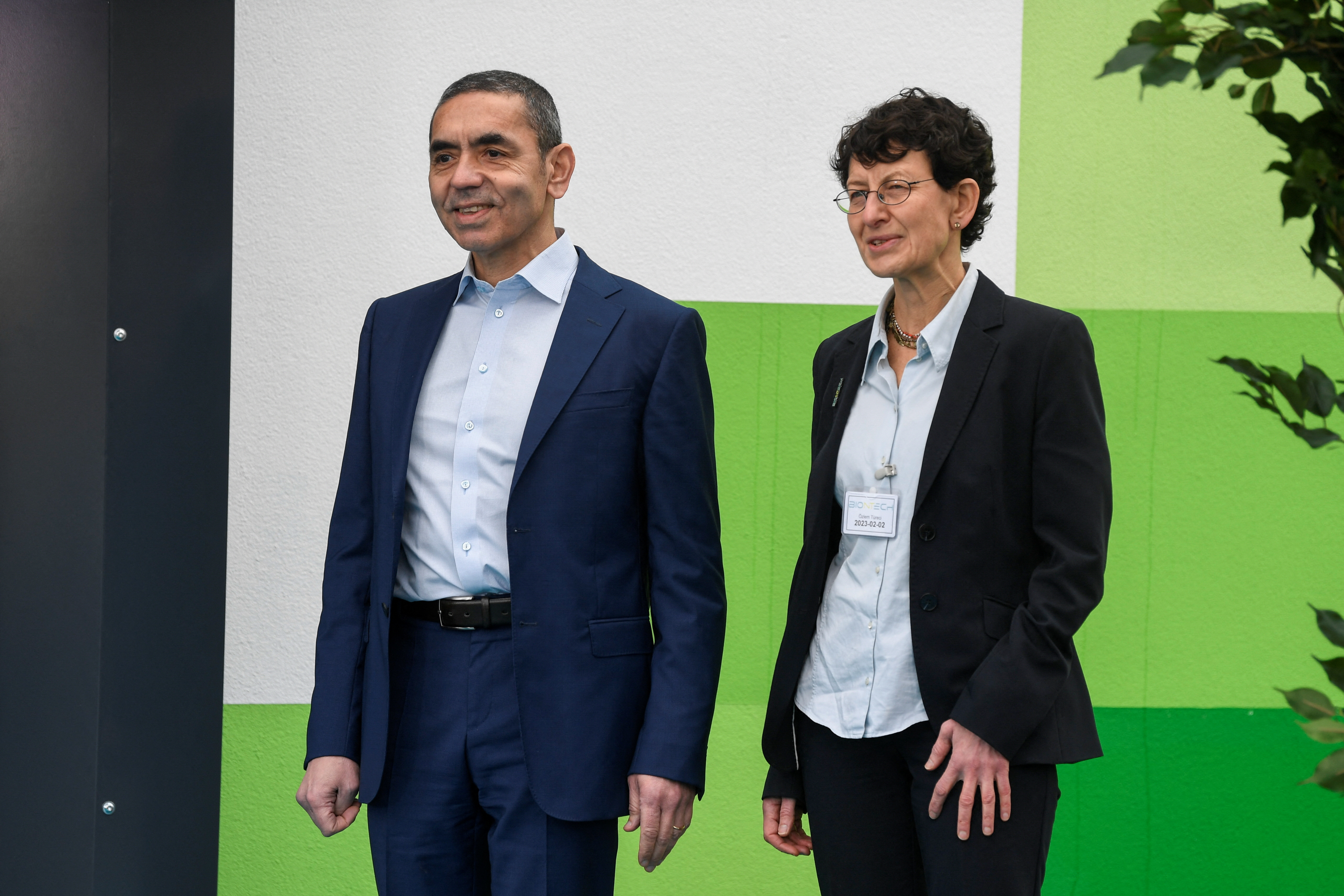 Ozlem Tureci y Ugur Sahin son los fundadores de la alemana BioNTech, empresa que se asoció a Pfizer para crear una de las vacunas más eficaces y vendidas contra COVID (REUTERS/Fabian Bimmer)