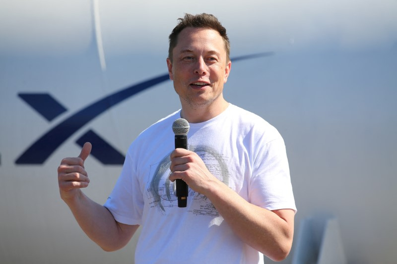 Elon Musk, fundador, consejero delegado y diseñador principal de SpaceX y cofundador de Tesla, habla en el concurso SpaceX Hyperloop Pod Competition II en Hawthorne, California, Estados Unidos. ( REUTERS/Mike Blake)