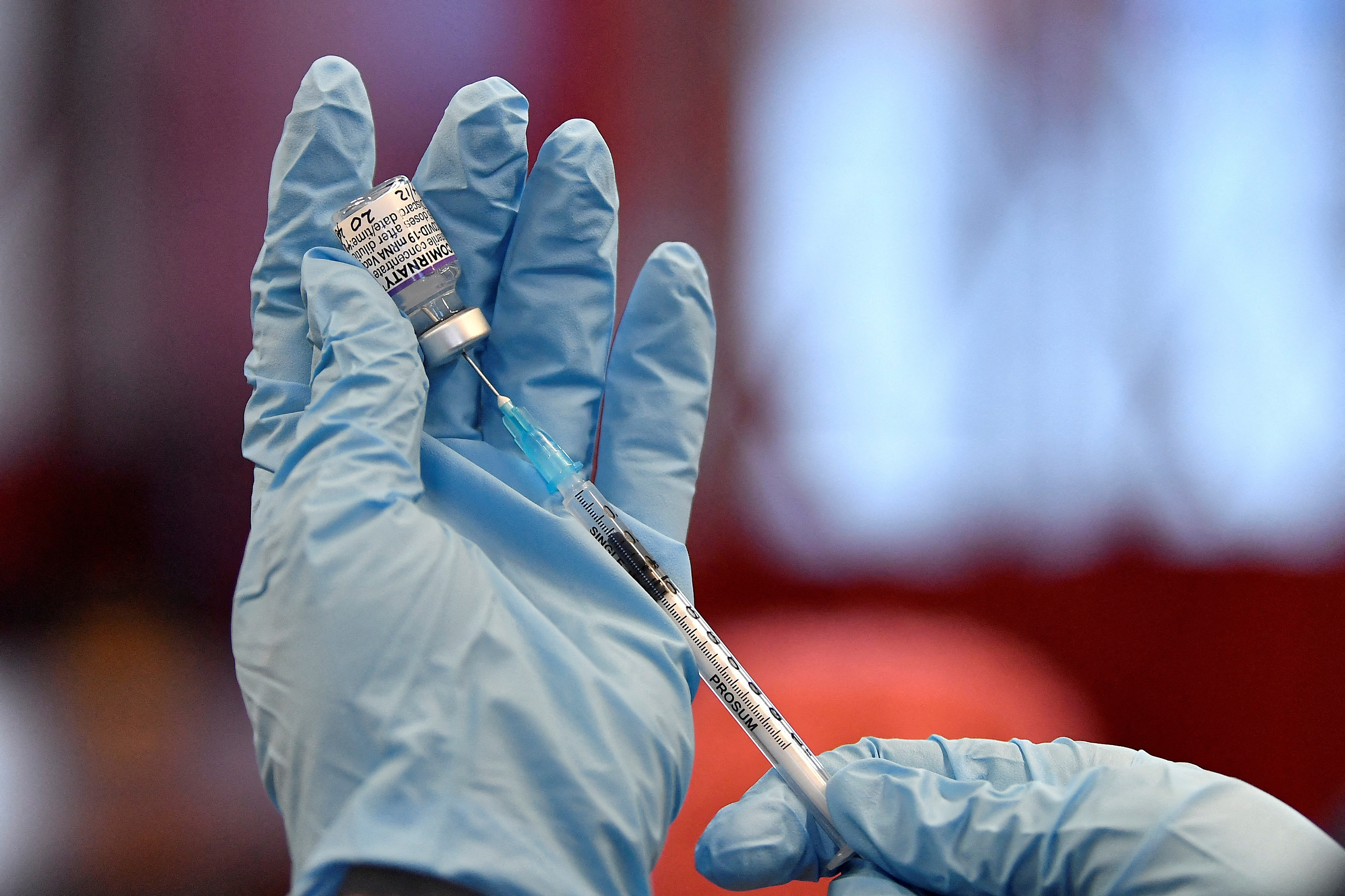 La vacuna contra el COVID posibilitó volver a la normalidad en todo el mundo. (REUTERS/Clodagh Kilcoyne//File Photo)