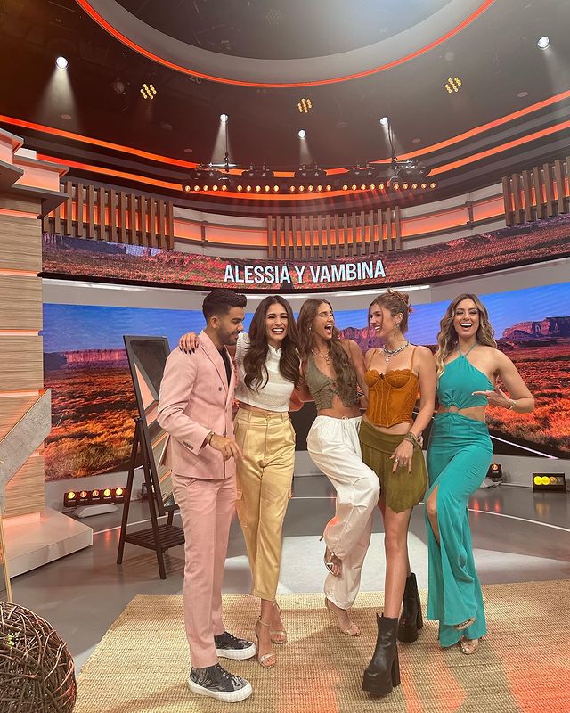 Alessia y Vambina en Telemundo de Miami. Se presentaron en "En casa, conducido por Andrea Meza, Aleyda Ortiz y Carlos Adyan.