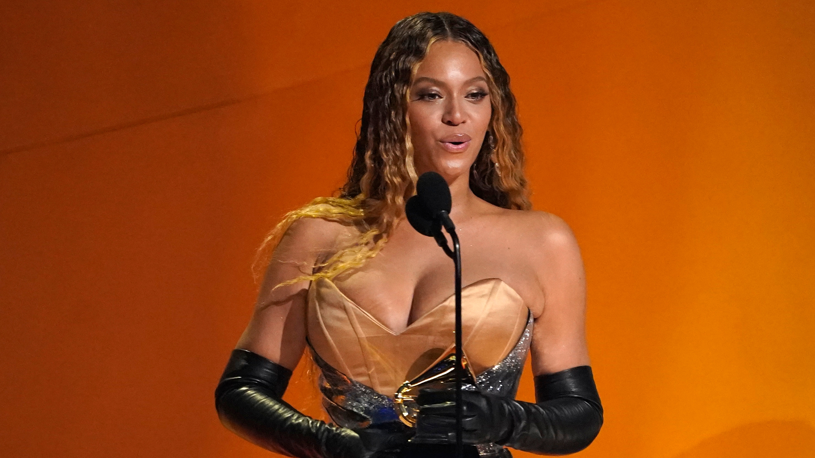 Beyoncé recibe el premio a mejor álbum de música dance o electrónica por "Renaissance" en la 65a entrega anual del Grammy el domingo 5 de febrero de 2023, en Los Ángeles. (Foto AP/Chris Pizzello)