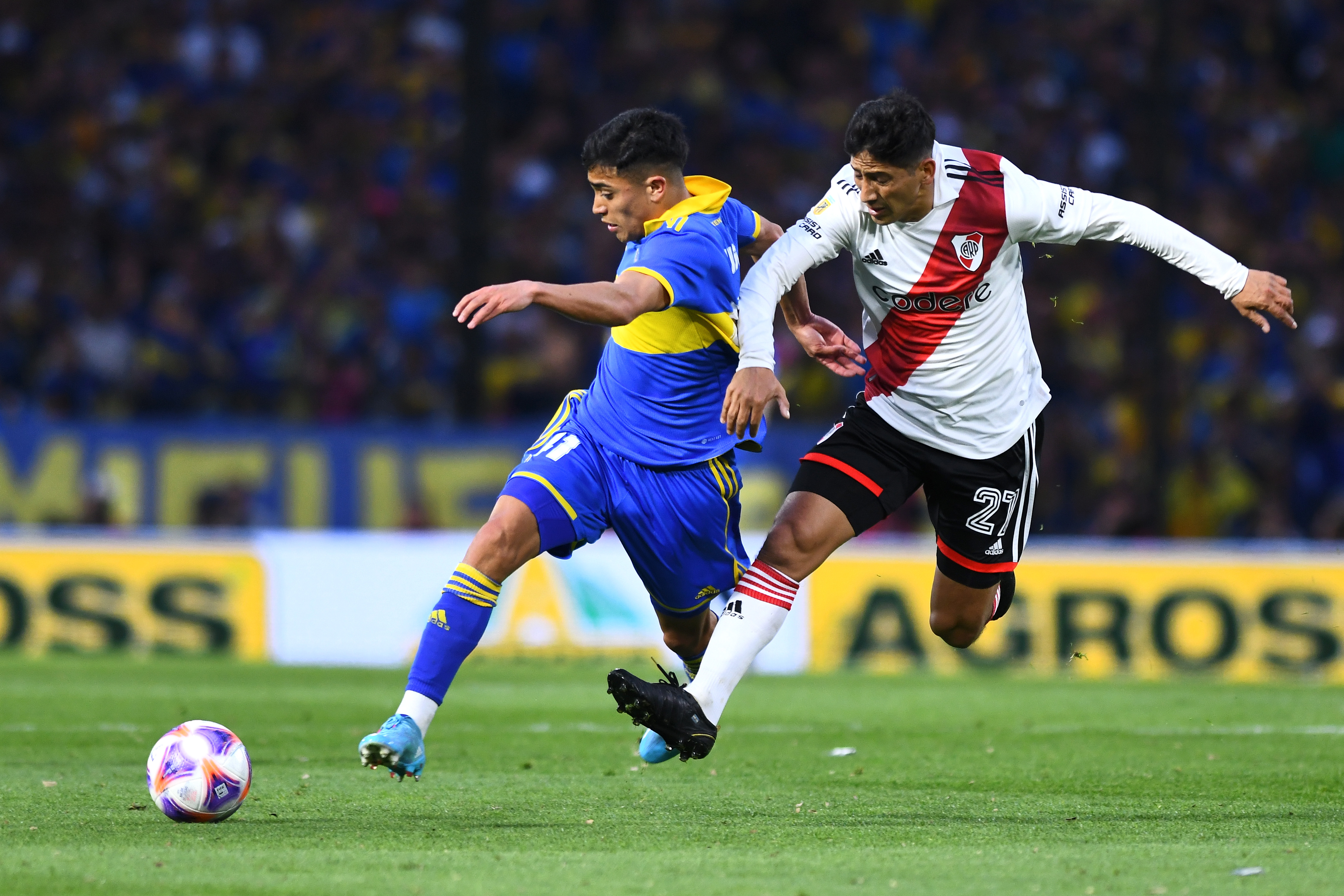 BUENOS AIRES, ARGENTINA - SEPTEMBER 11: Luca Langoni of Boca Juniors battles for possession with Rodrigo Aliendro of River Plate during a match between Boca Juniors and River Plate as part of Liga Profesional 2022 at Estadio Alberto J. Armando on September 11, 2022 in Buenos Aires, Argentina. (Photo by Rodrigo Valle/Getty Images)