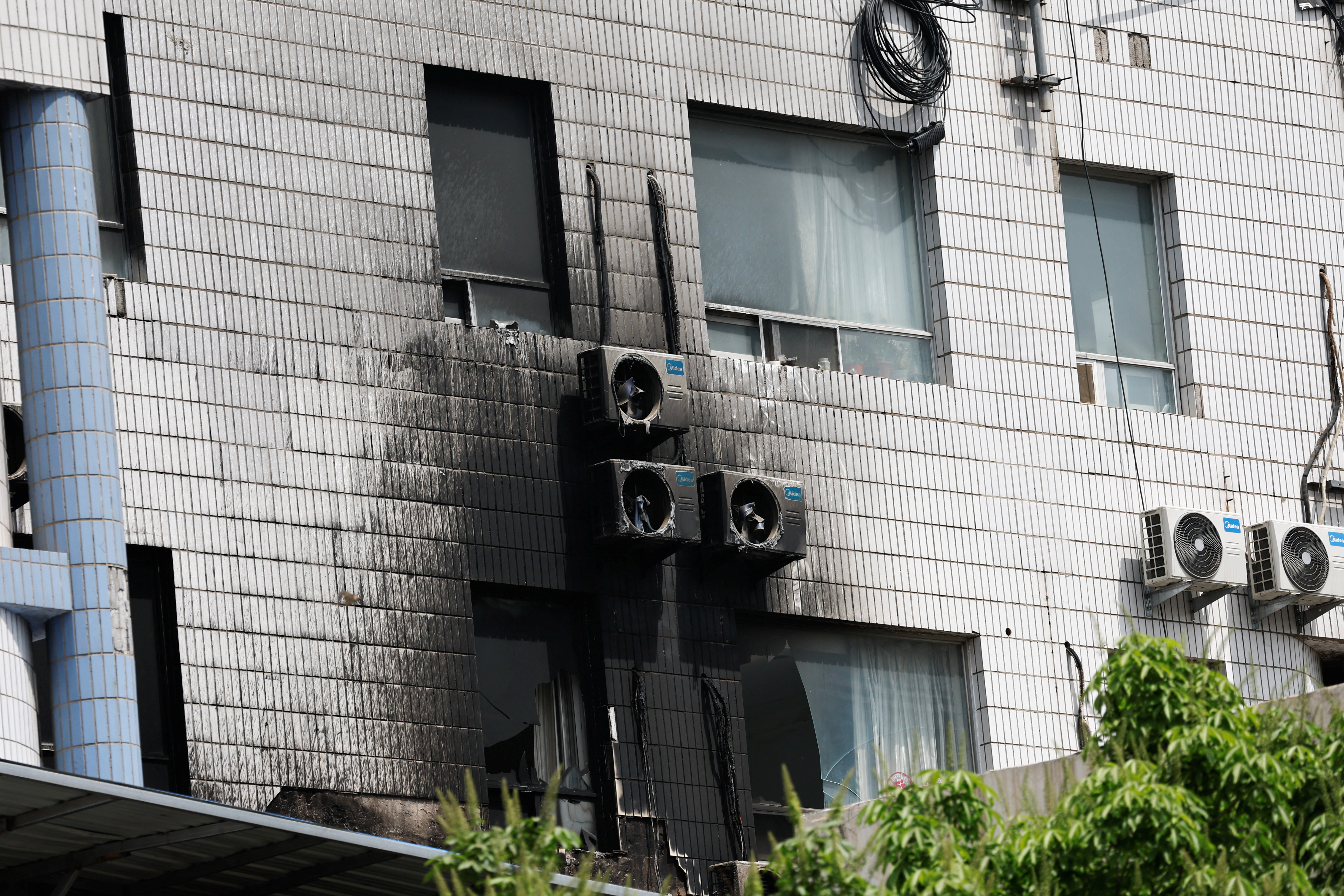 El edificio no parecía excesivamente dañado desde fuera, pero imágenes del interior publicadas por un medio local mostraron camas enteramente calcinadas y paredes ennegrecidas. (FOTO: REUTERS/Tingshu Wang)