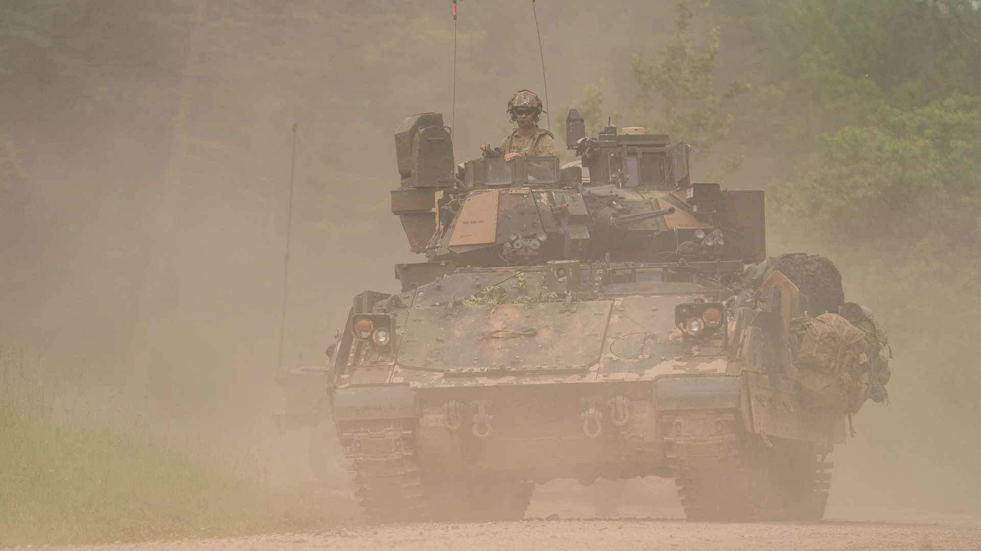 Los tanques M37M2 Bradley son parte del equipamiento occidental enviado a Ucrania para resistir la invasión Rusa (AFP)