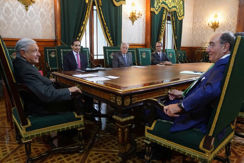 Imagen de archivo. El presidente mexicano, Andrés Manuel López Obrador, y el presidente ejecutivo de Iberdrola, Ignacio Galán, conversan durante una reunión en el Palacio Nacional de Ciudad de México, México. el 4 de abril de 2023. REUTERS/Presidencia de México/IMAGEN SUMINISTRADA POR TERCERO/NI REVENTAS NI ARCHIVOS