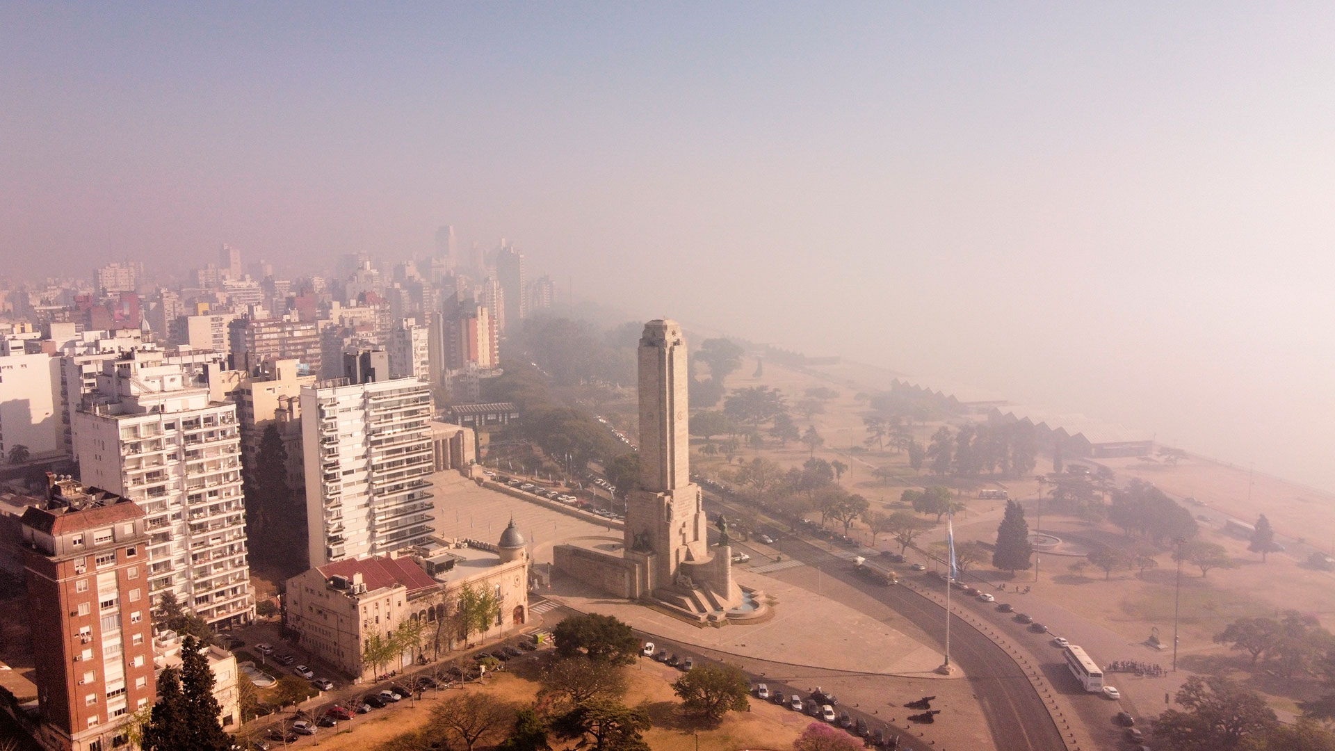 La ciudad de Rosario fue una de las más afectadas Rosario por el humo que se registró, en varias oportunidades, por incendios forestales que se sucedieron sobre el Delta / Archivo: TELAM