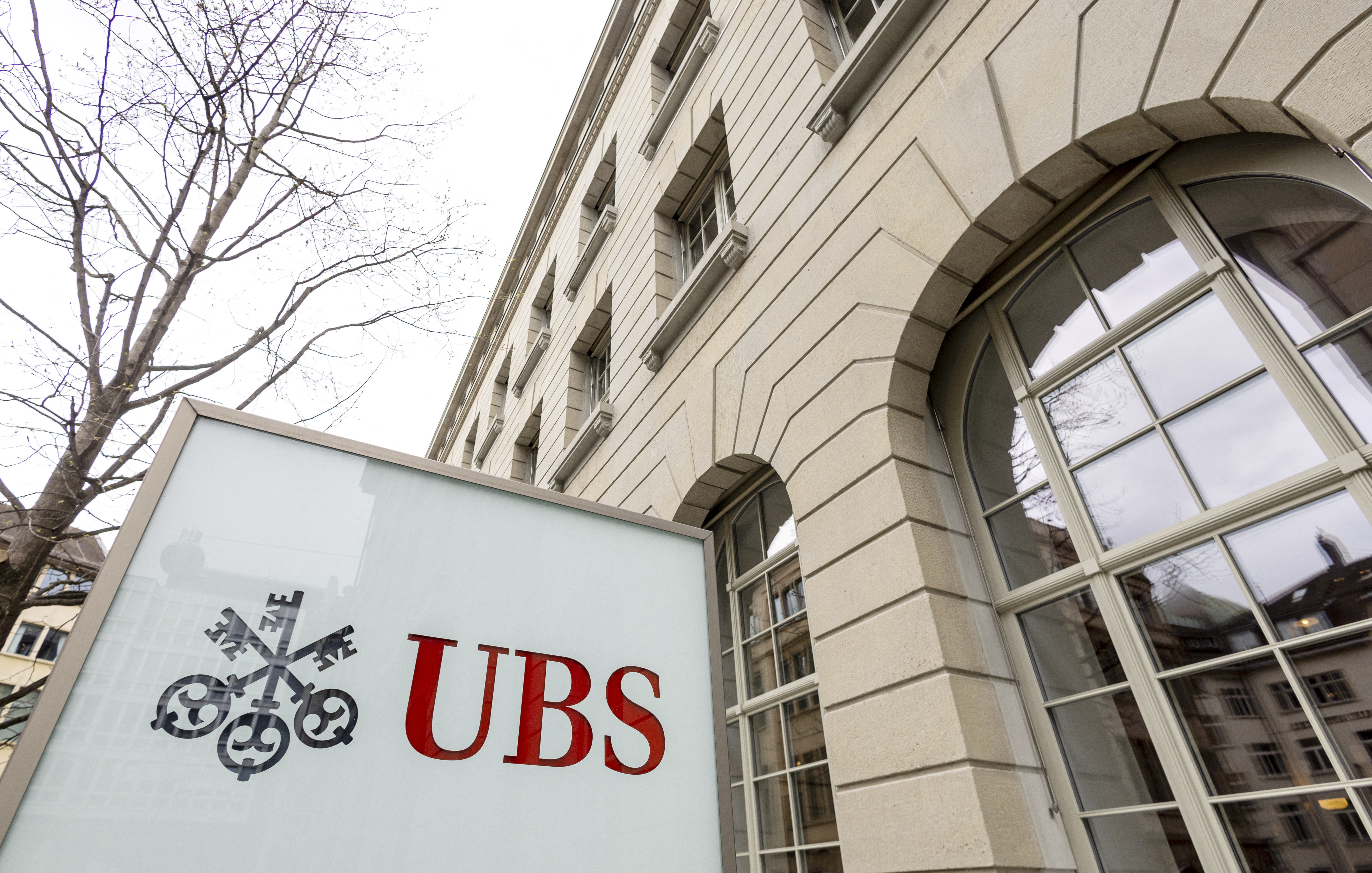 El Credit Suisse indicó que sigue trabajando junto a UBS para garantizar que la fusión “se complete a tiempo”. (REUTERS/Denis Balibouse)
