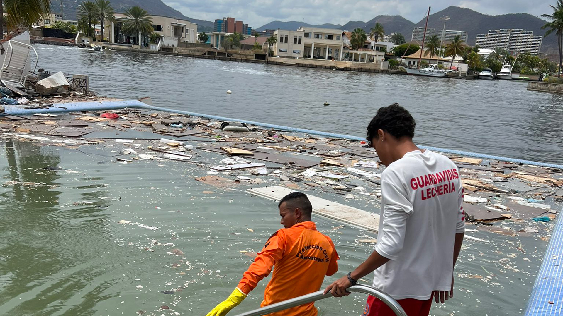 Un equipo de guardavidas fue convocado para buscar víctimas en el canal del complejo Pueblo Viejo