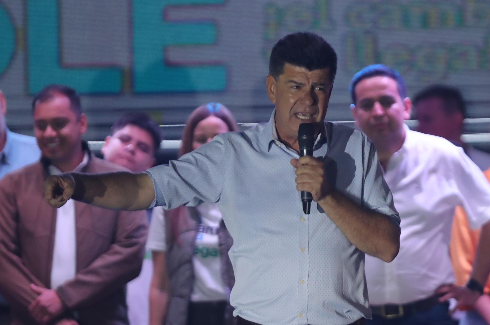 El candidato por la opositora Concertación Nacional, Efraín Alegre, habla ante cientos de simpatizantes durante el acto de cierre de su campaña, en la ciudad de Capiatá (EFE/Raúl Martínez)