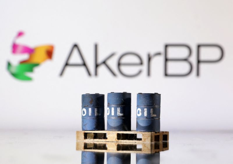 FOTO DE ARCHIVO; Modelos de barriles de petróleo ante el logotipo de AkerBP en una ilustración del 24 de julio de 2022. REUTERS/Dado Ruvic