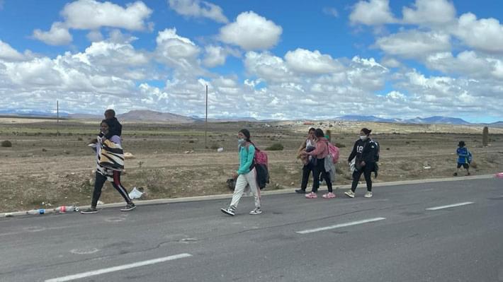 Crisis migratoria en Perú y Chile: extranjeros se enfrentaron a autoridades peruanas para ingresar a la ciudad de Tacna. (Radio Uno)