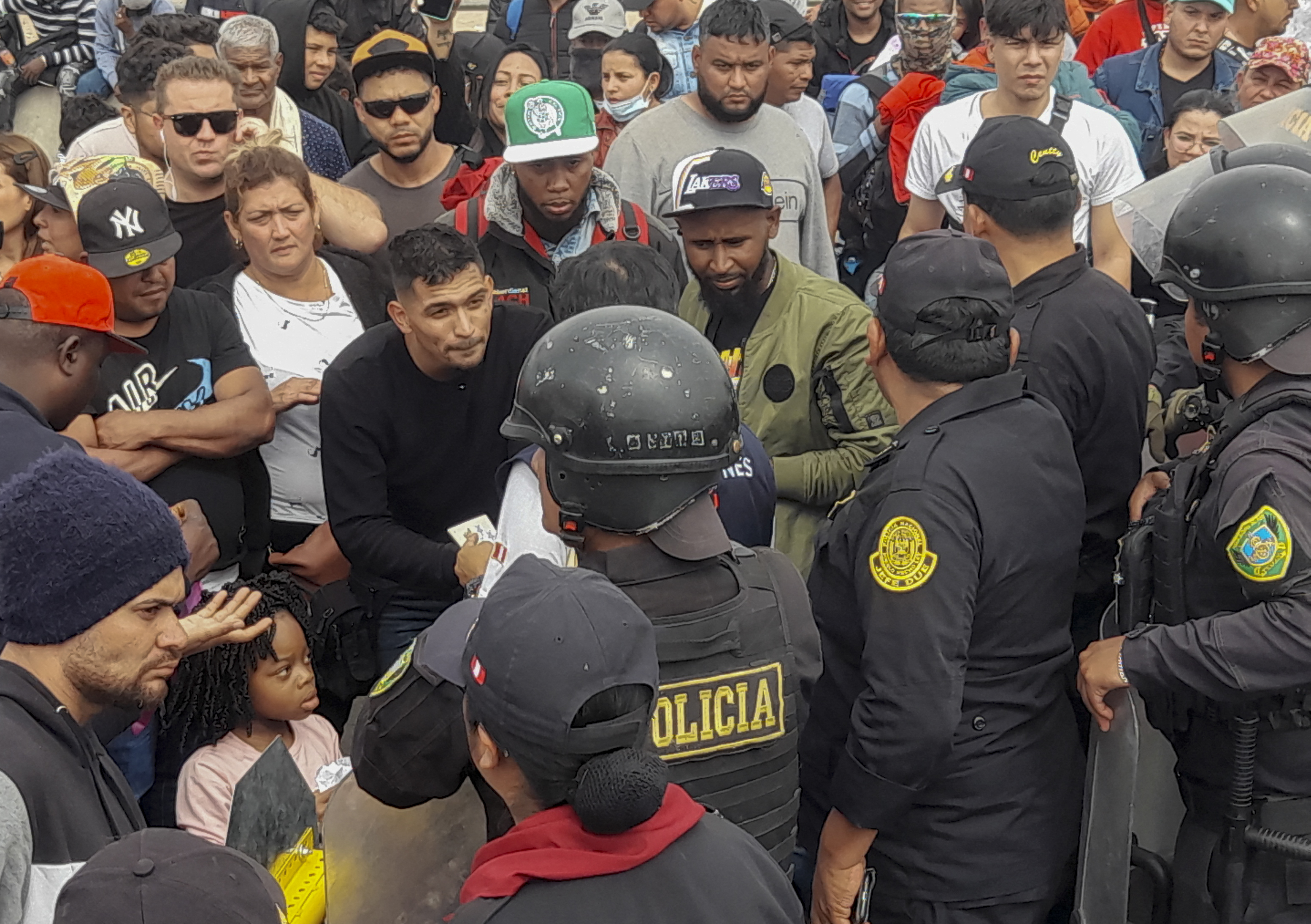 Extranjeros ilegales se enfrentan a la Policía Nacional por ingresar a territorio peruano