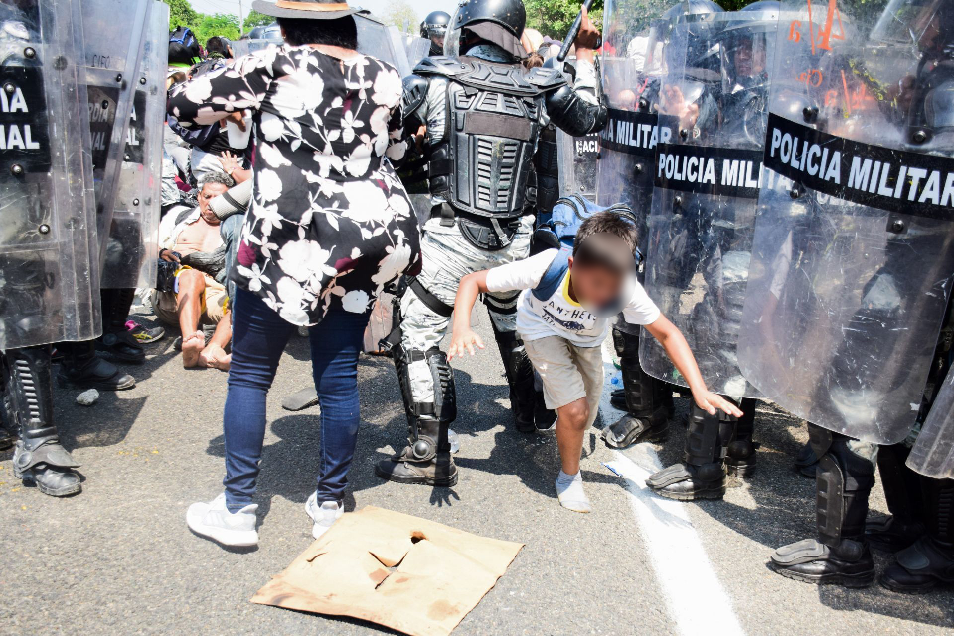 ÁLVARO OBREGÓN, CHIAPAS, 01ABRIL2022.- Elementos del la Guardia Nacional y del Instituto Nacional de Migración detuvieron por lo menos a un centenar de migrantes del contingente que esta mañana partió del centro de Tapachula. Asimismo, se reportó al menos tres migrantes heridos.FOTO: DAMIÁN SÁNCHEZ/CUARTOSCURO.COM