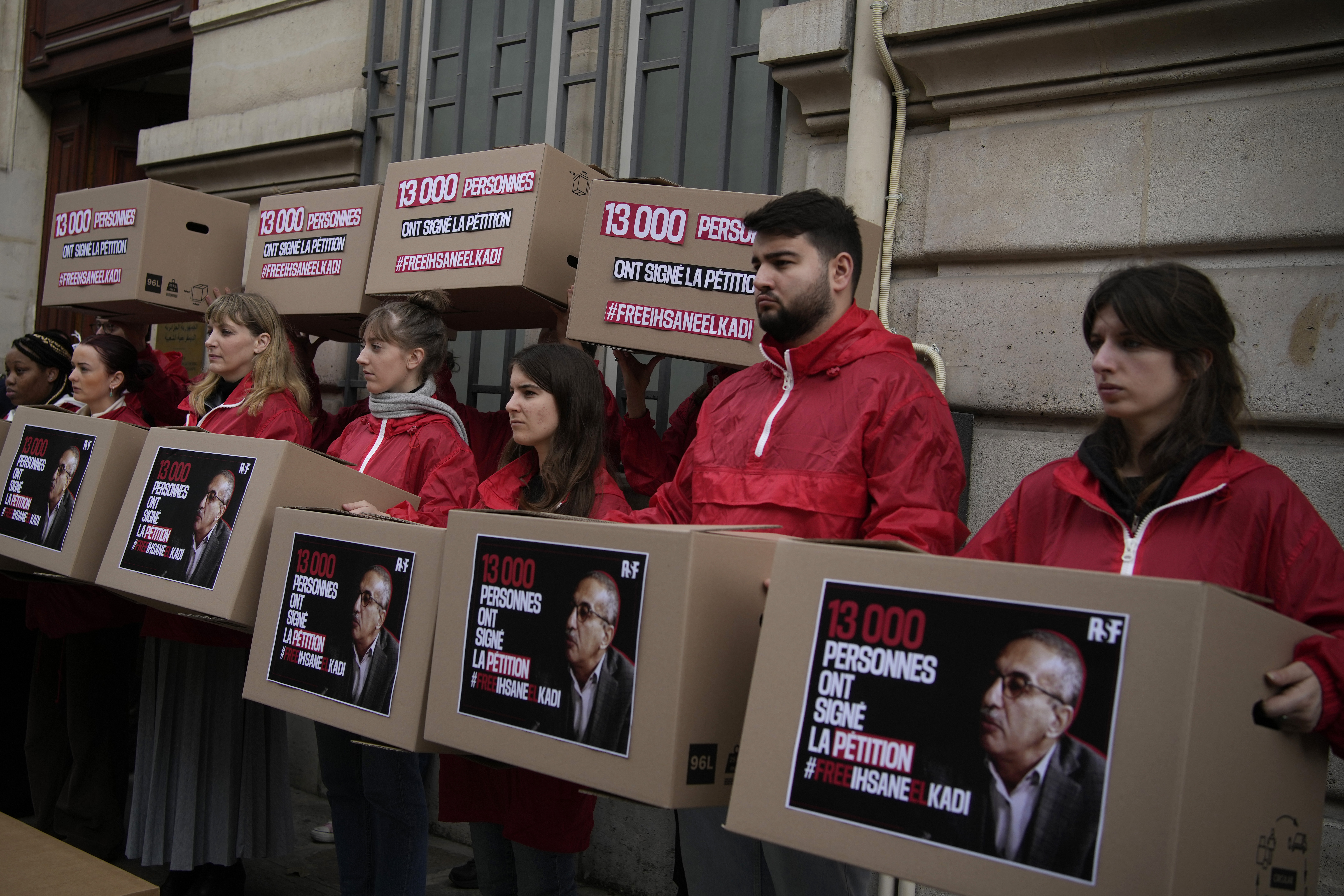 Una protesta a favor de Ihsane El Kadi, periodista argelino detenido en Argelia, frente a la embajada argelina en París, el 30 de marzo de 2023.  (Foto AP/Christophe Ena)