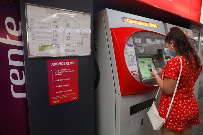 FOTO DE ARCHIVO. Imagen referencial de una pasajera comprando un abono de tren de Renfe en la estación de Atocha, en Madrid, España. 30 de agosto de 2022. REUTERS/Isabel Infantes