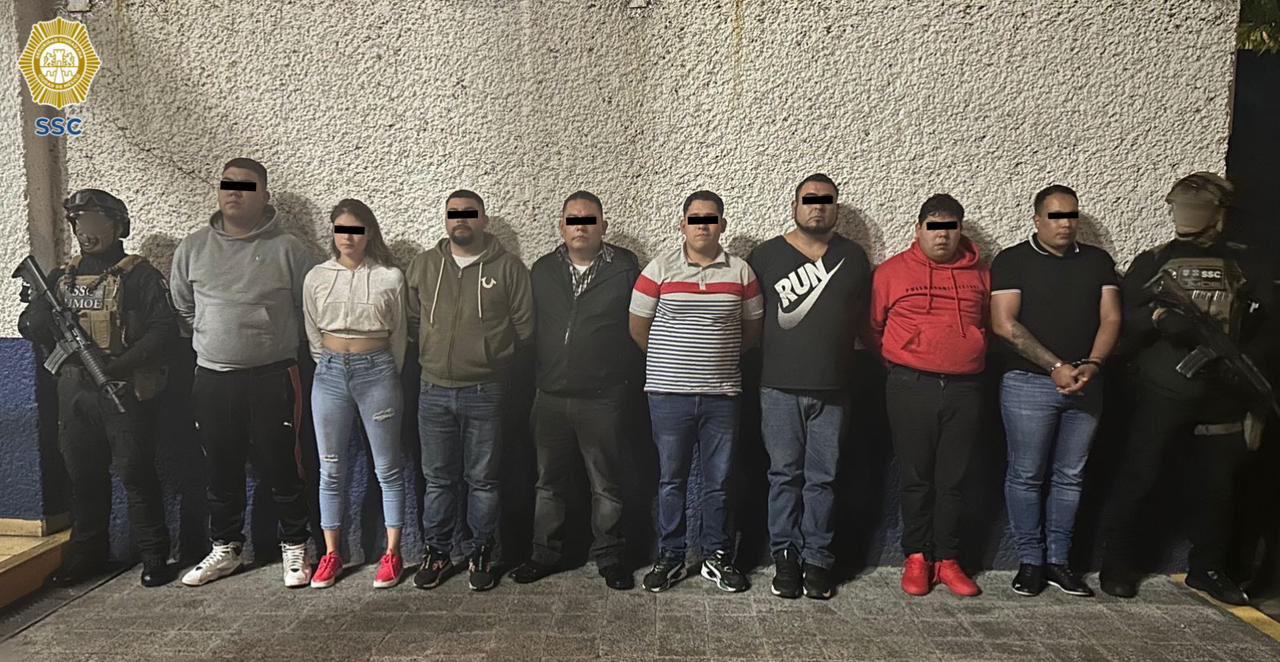 La SSC de la CDMX detuvieron a una banda de 8 integrantes por secuestro y extorsión, cuatro de ellos eran policías  (Twitter/@OHarfuch)
