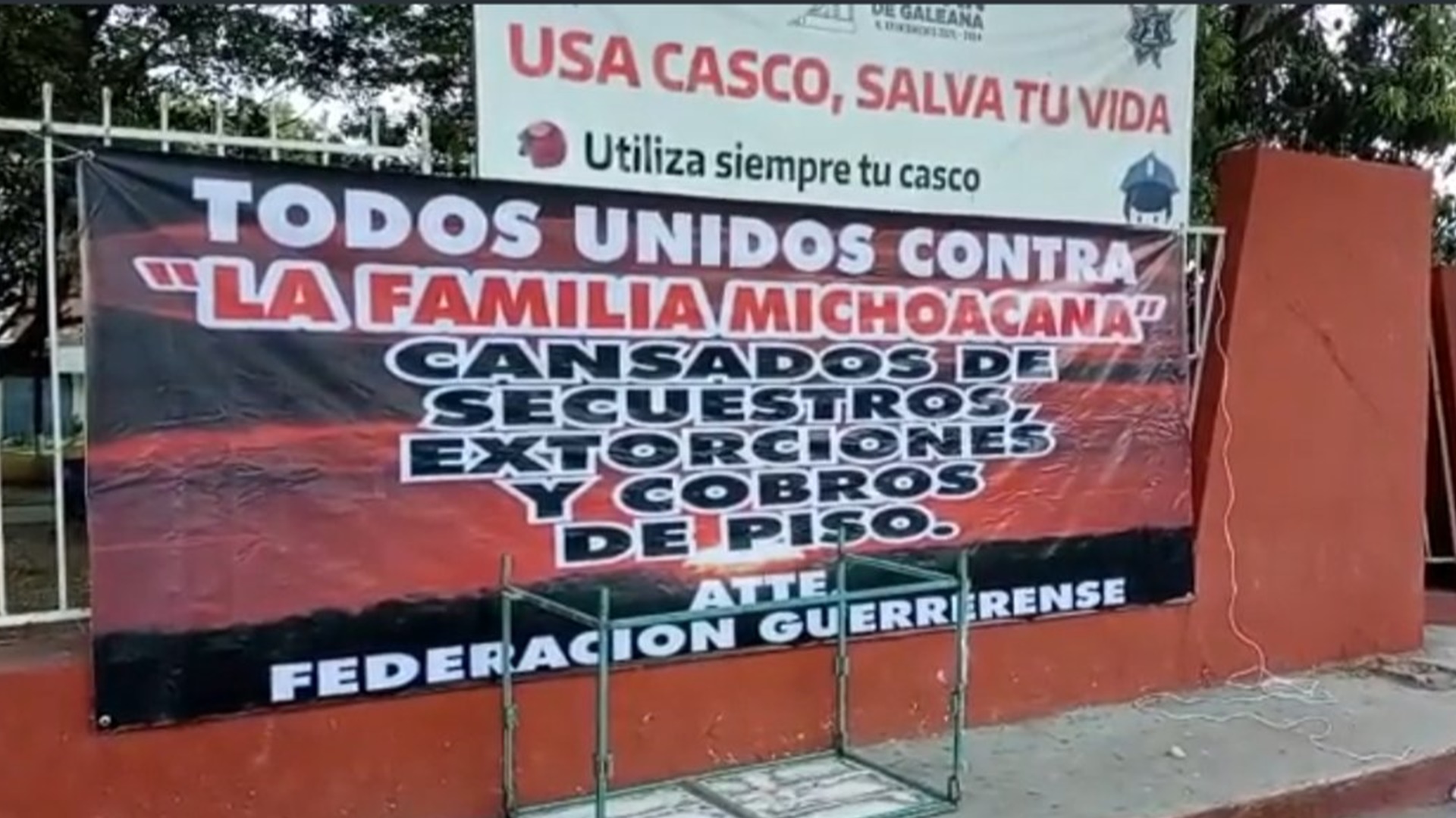 El mensaje contra La familia Michoacana fue colocado en al menos siete municipios del estado de Guerrero.  Foto: TW: @victorcabreramx