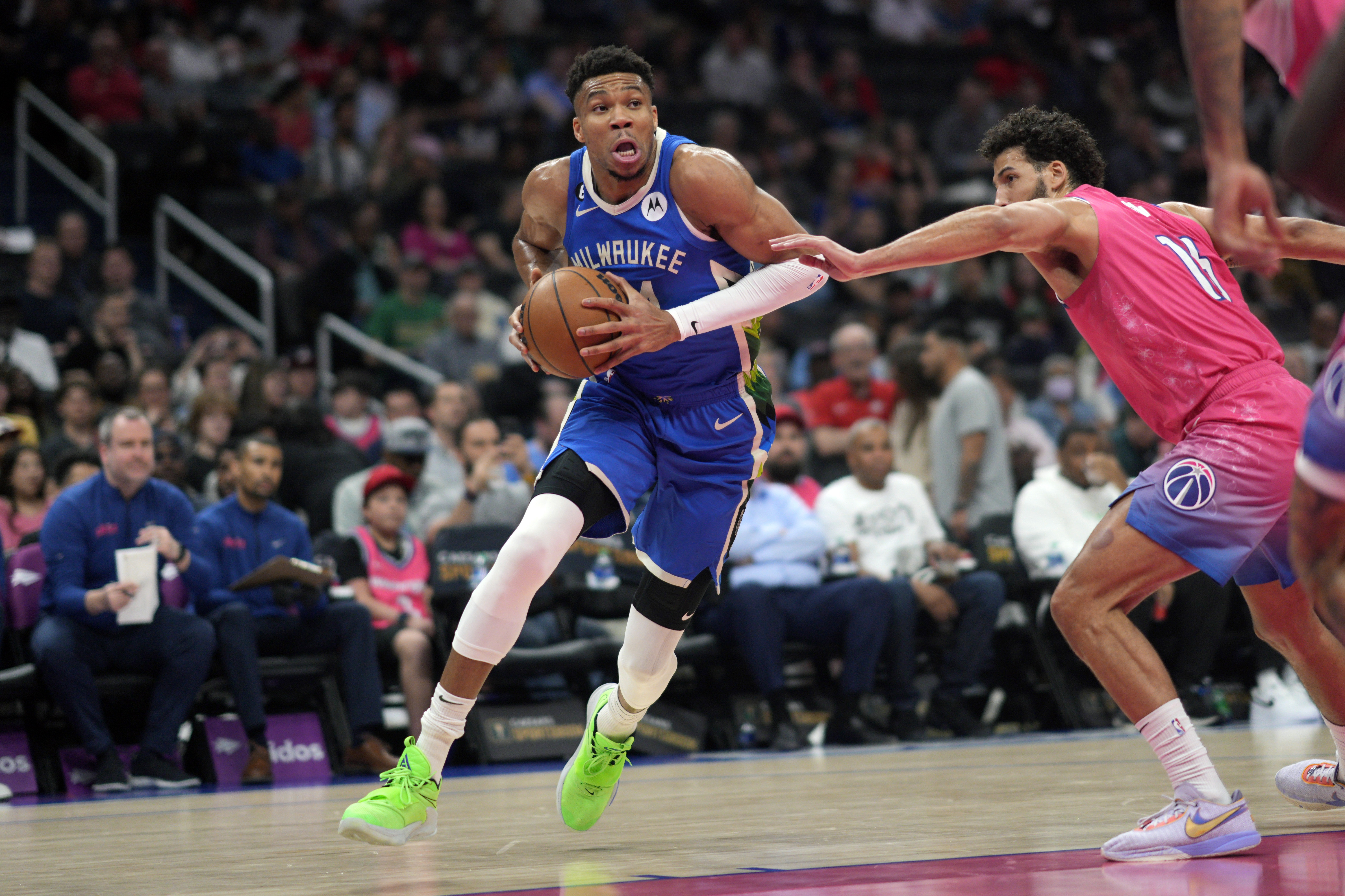 El griego Giannis Antetokounmpo, de los Bucks de Milwaukee, elude a Anthony Gill, de los Wizards de Washington (AP Foto/Jess Rapfogel)