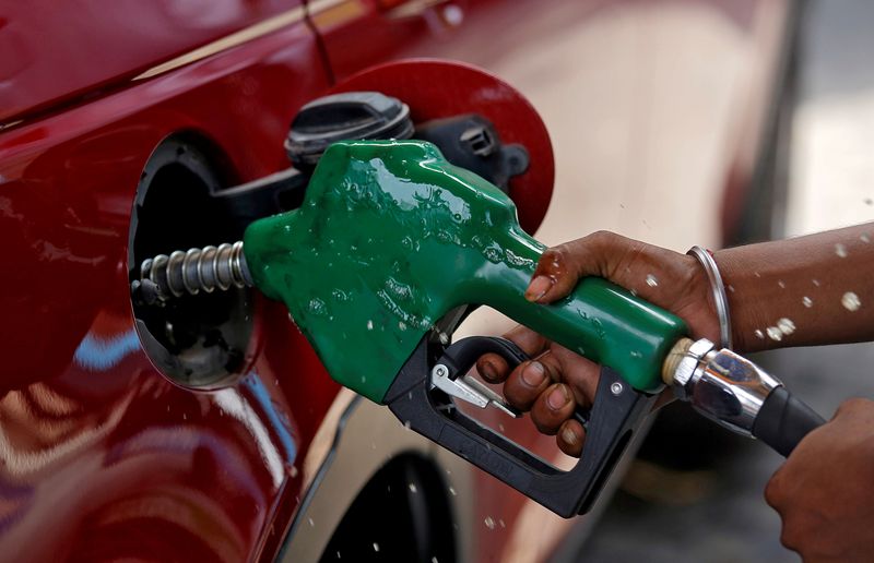 FOTO ARCHIVO: Un trabajador sostiene una boquilla para bombear gasolina en un vehículo en una estación de combustible (REUTERS/Francis Mascarenhas/Archivo)