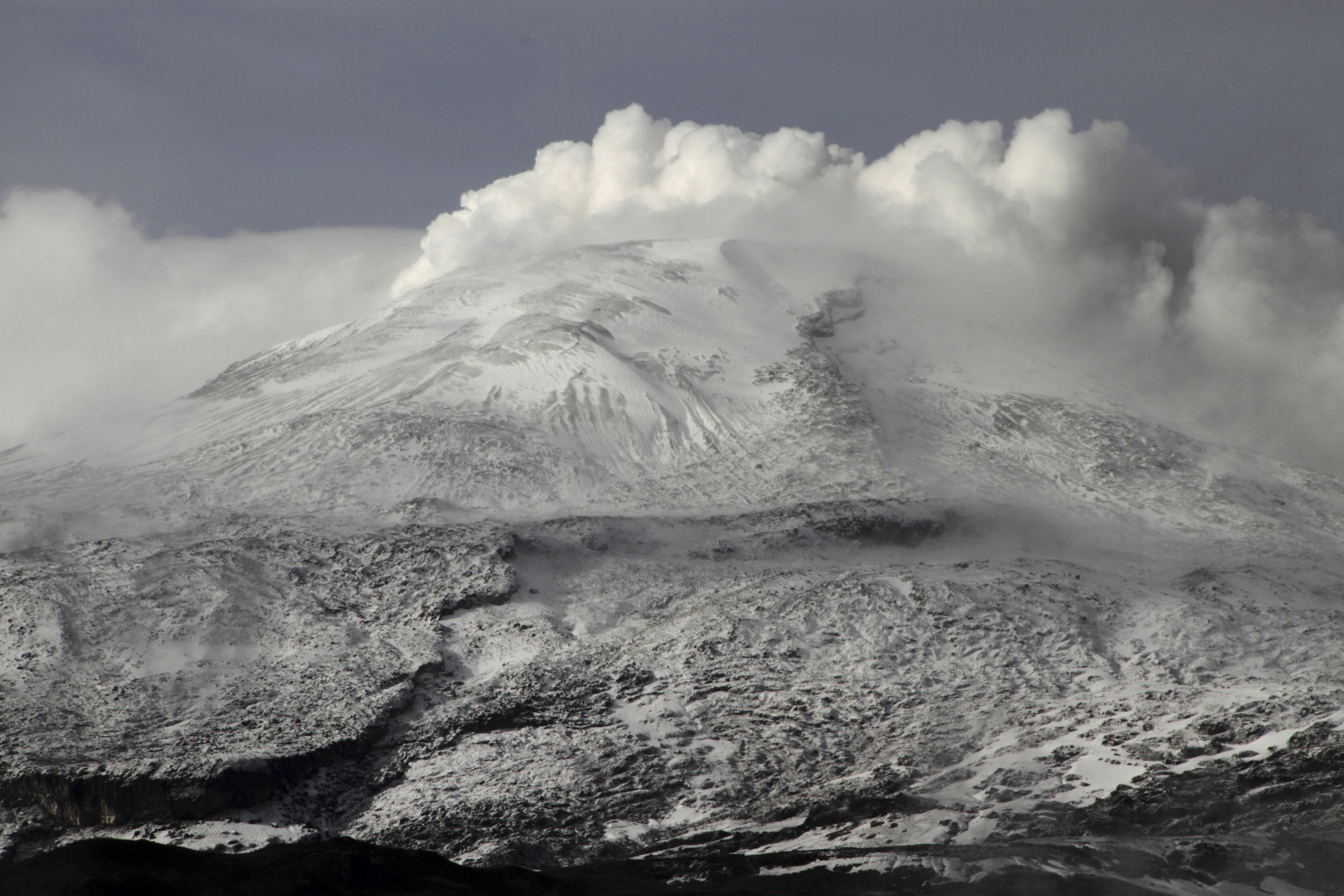 La Defensoría del Pueblo solicitó acatar orden de evacuación a los pobladores de las zonas de influencia del volcán Nevado del  Ruiz. (AP Foto/Luisa García, Archivo)