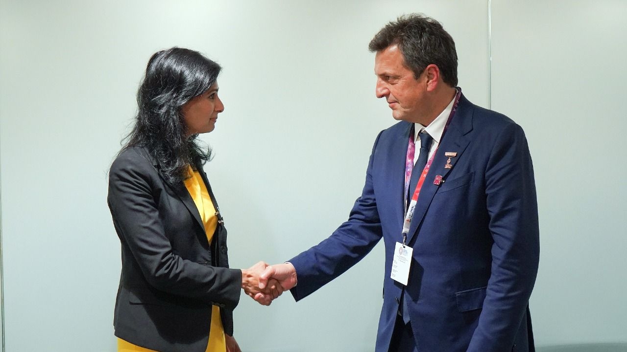 Massa y la subdirectora del FMI, Gita Gopinath, quien sugirió "un endurecimiento adicional de la política macroeconómica" y "modificaciones adicionales a la política cambiaria"