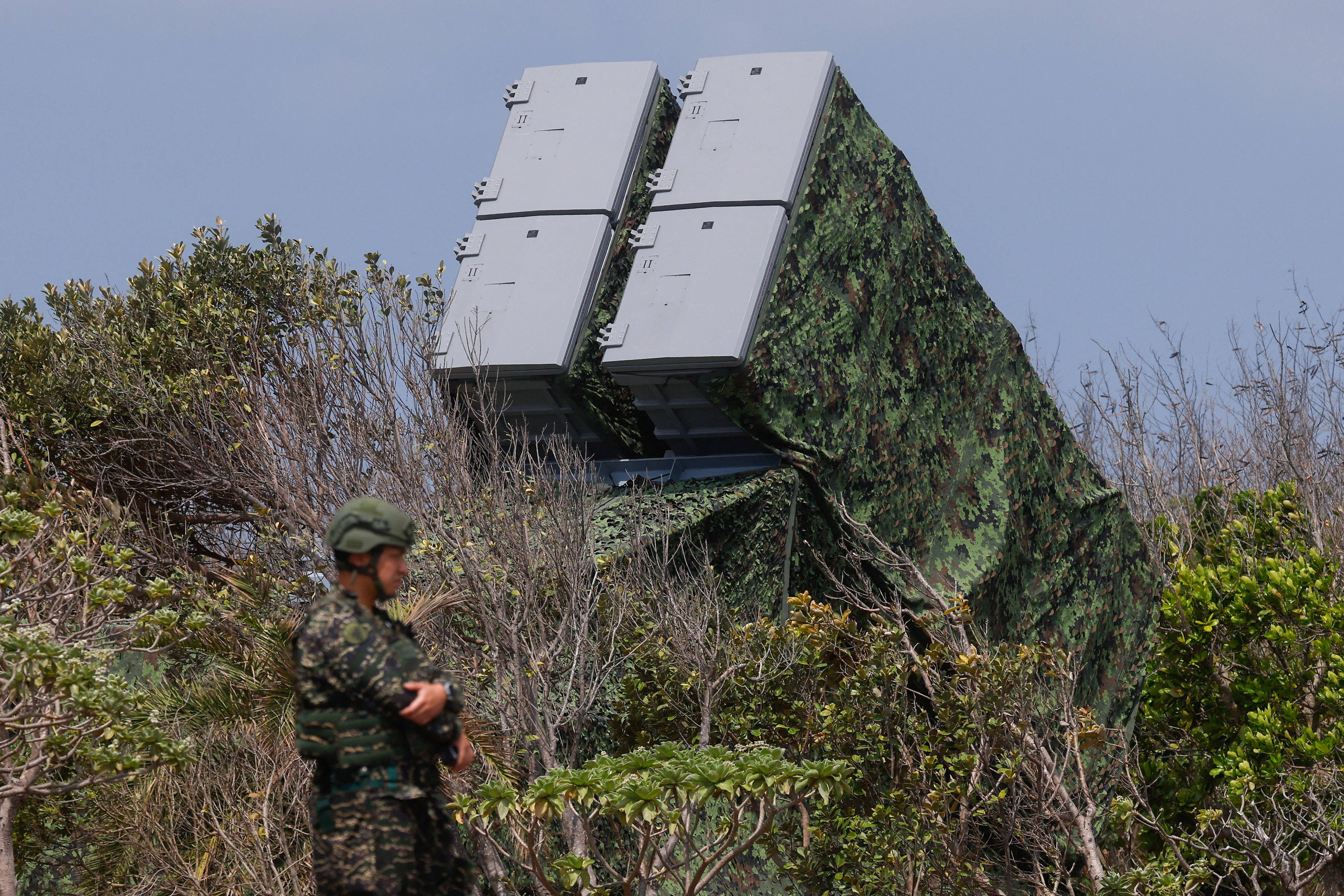 Un soldado se encuentra cerca de los lanzadores de misiles móviles Hsiung Feng en el parque Cape Maobitou en el condado de Pingtung, Taiwán. (REUTERS/Ann Wang)
