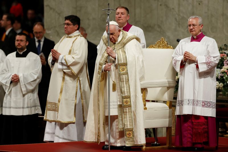 El sábado por la noche, el sumo pontífice presidió la misa de la Vigilia Pascual en la basílica de San Pedro de Roma durante dos horas y media, en presencia de unas 8.000 personas. (REUTERS)