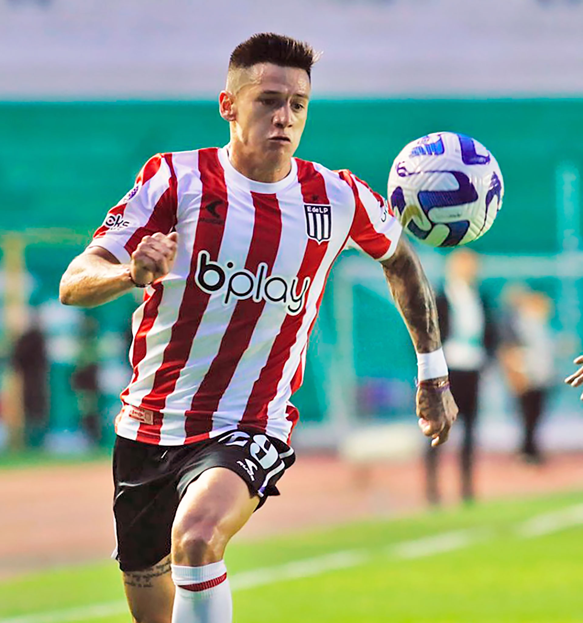 Leonardo Godoy marcó diferencias por la banda derecha para Estudiantes (@EdelpOficial)