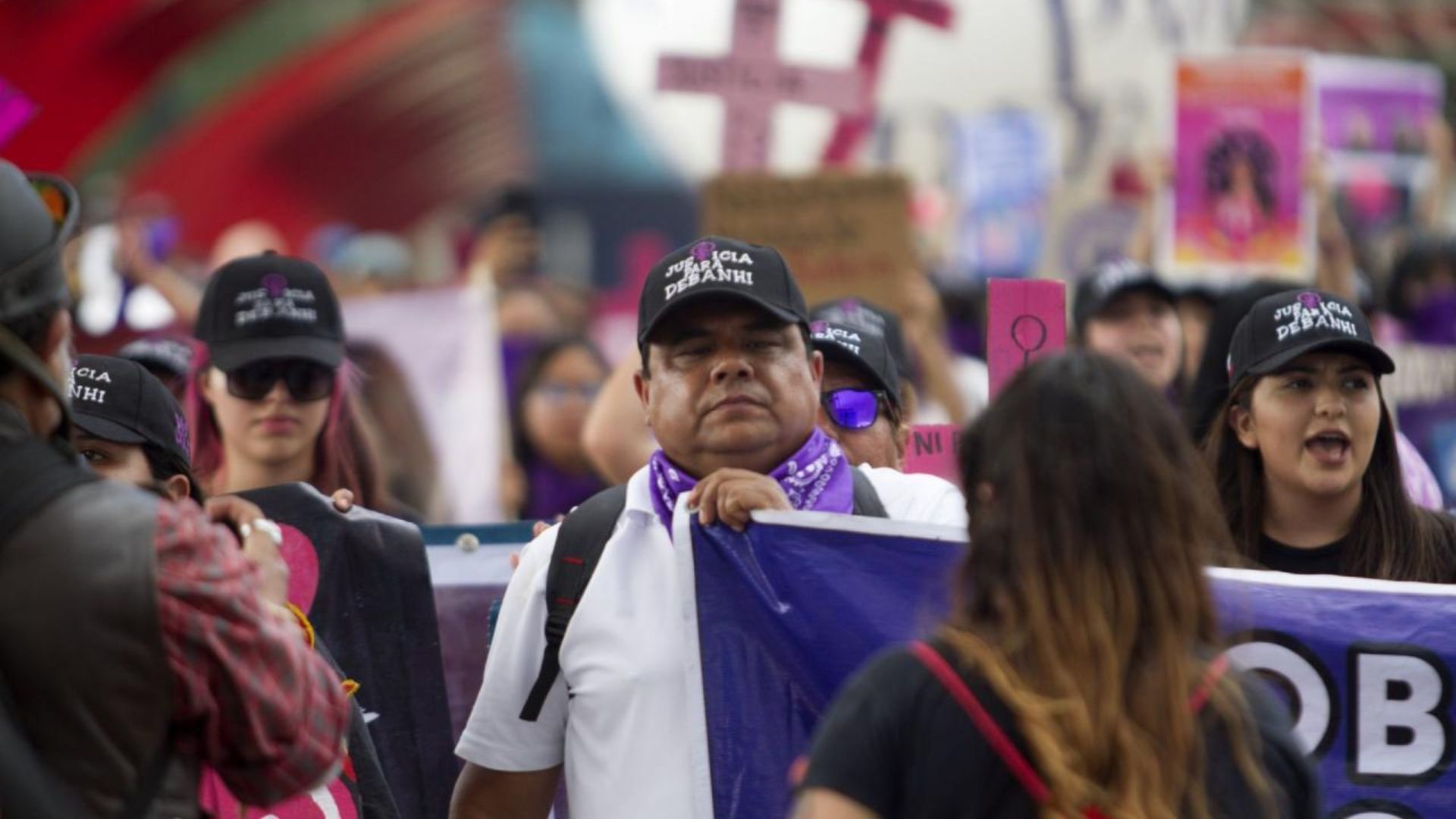 Familiares, amigos y colectivas realizaron una marcha para exigir justicia por el feminicidio de Debanhi Escobar en Nuevo León.
(Gabriela Pérez Montiel/Cuartoscuro)