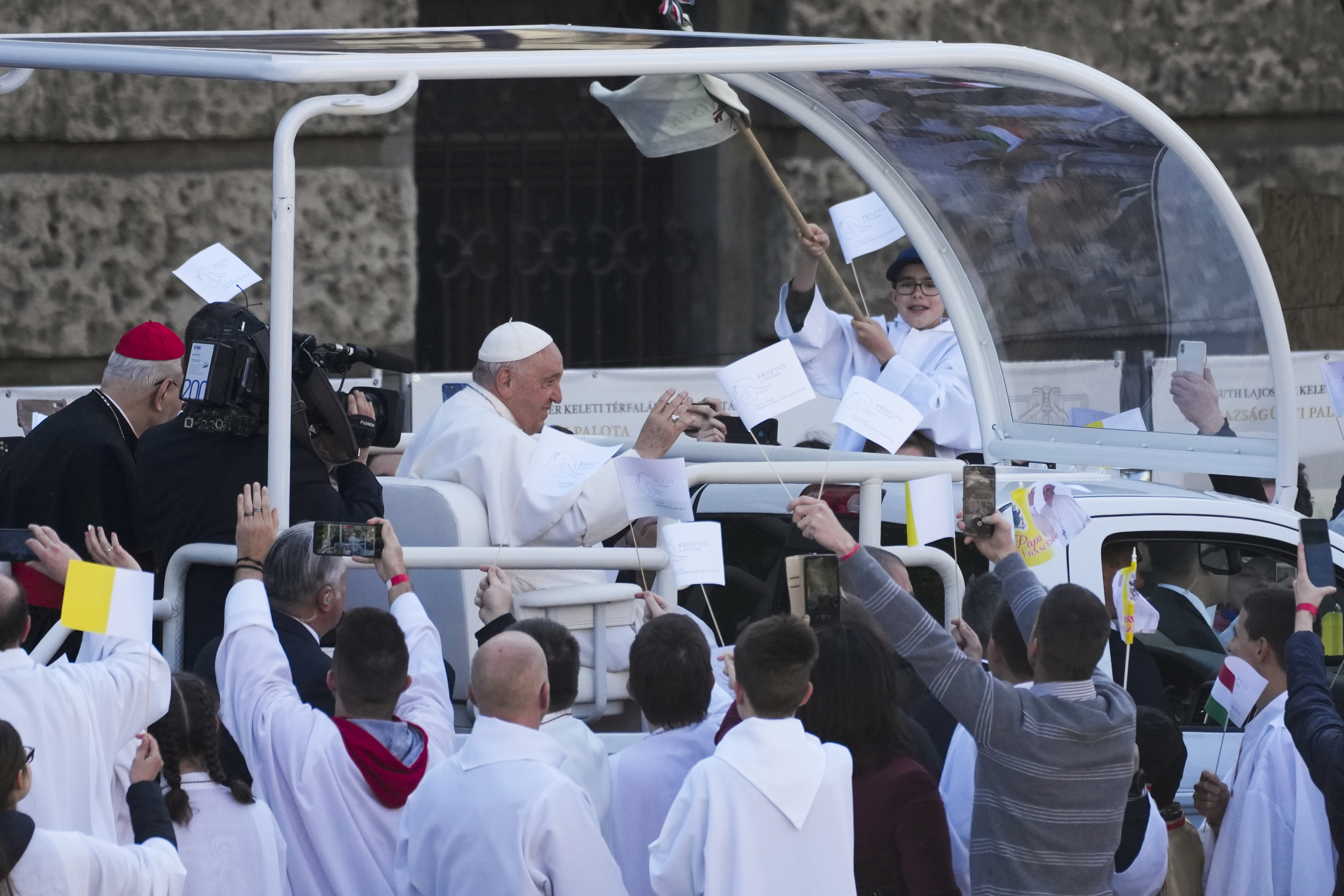 El papa Francisco llega para una misa en la plaza Kossuth Lajos en Budapest, Hungría, el domingo 30 de abril de 2023. (AP Foto/Andrew Medichini)