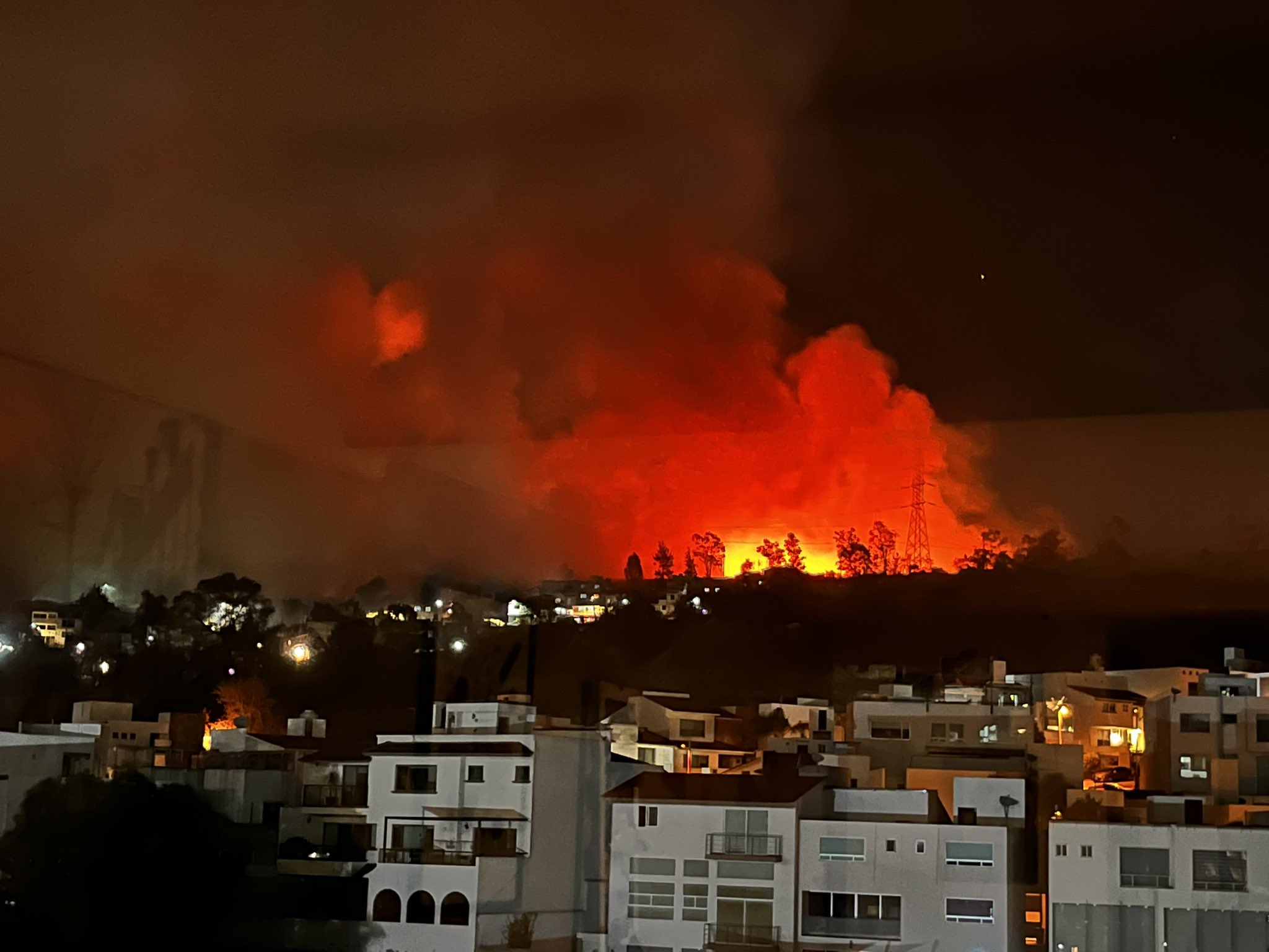 Un fuerte incendio puso en alerta a Naucalpan (Twitter @eljambro)