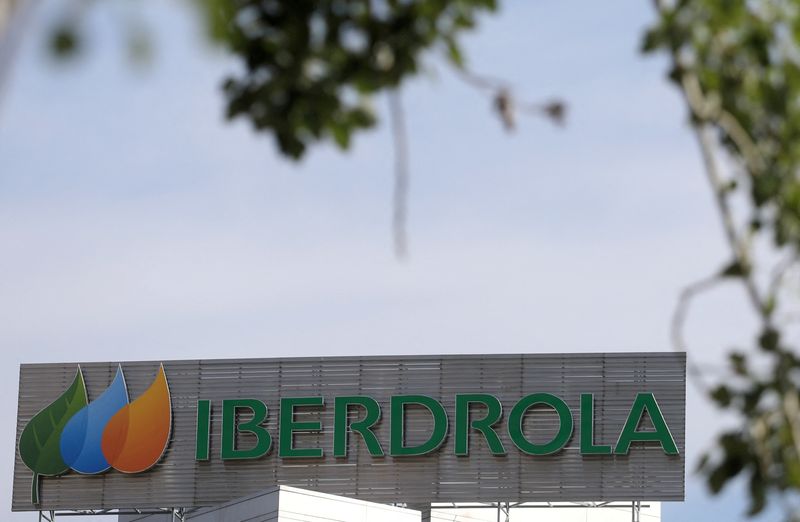 FOTO DE ARCHIVO: El logotipo de la empresa española Iberdrola fuera de su sede en Madrid, España, 23 de mayo de 2018. REUTERS/Sergio Pérez