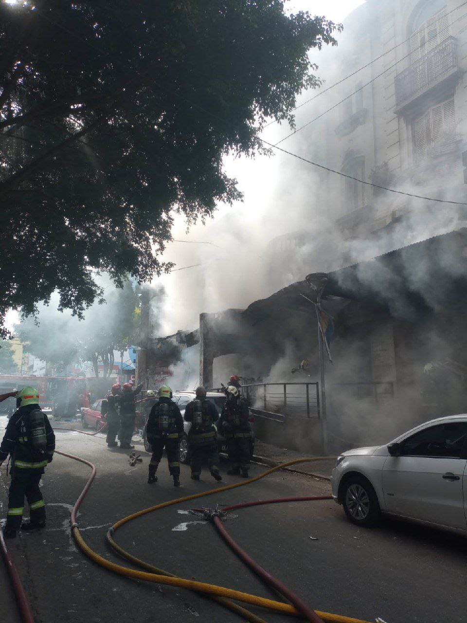 Hasta el momento evacuaron a seis personas que se encontraban en el interior del inmueble