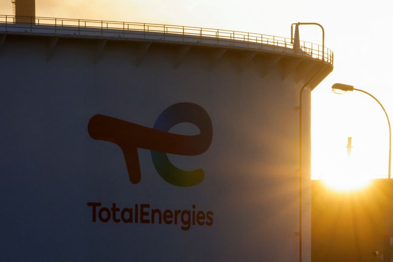 FOTO DE ARCHIVO: Logotipo de TotalEnergies mientras sale el sol, el día en que la policía antidisturbios francesa hizo retroceder a los trabajadores del sector energético en huelga mientras se concentraban frente a la refinería para protestar contra la reforma de las pensiones del Gobierno francés, en Gonfreville-L'Orcher, cerca de Le Havre, Francia, 24 de marzo de 2023. REUTERS/Pascal Rossignol