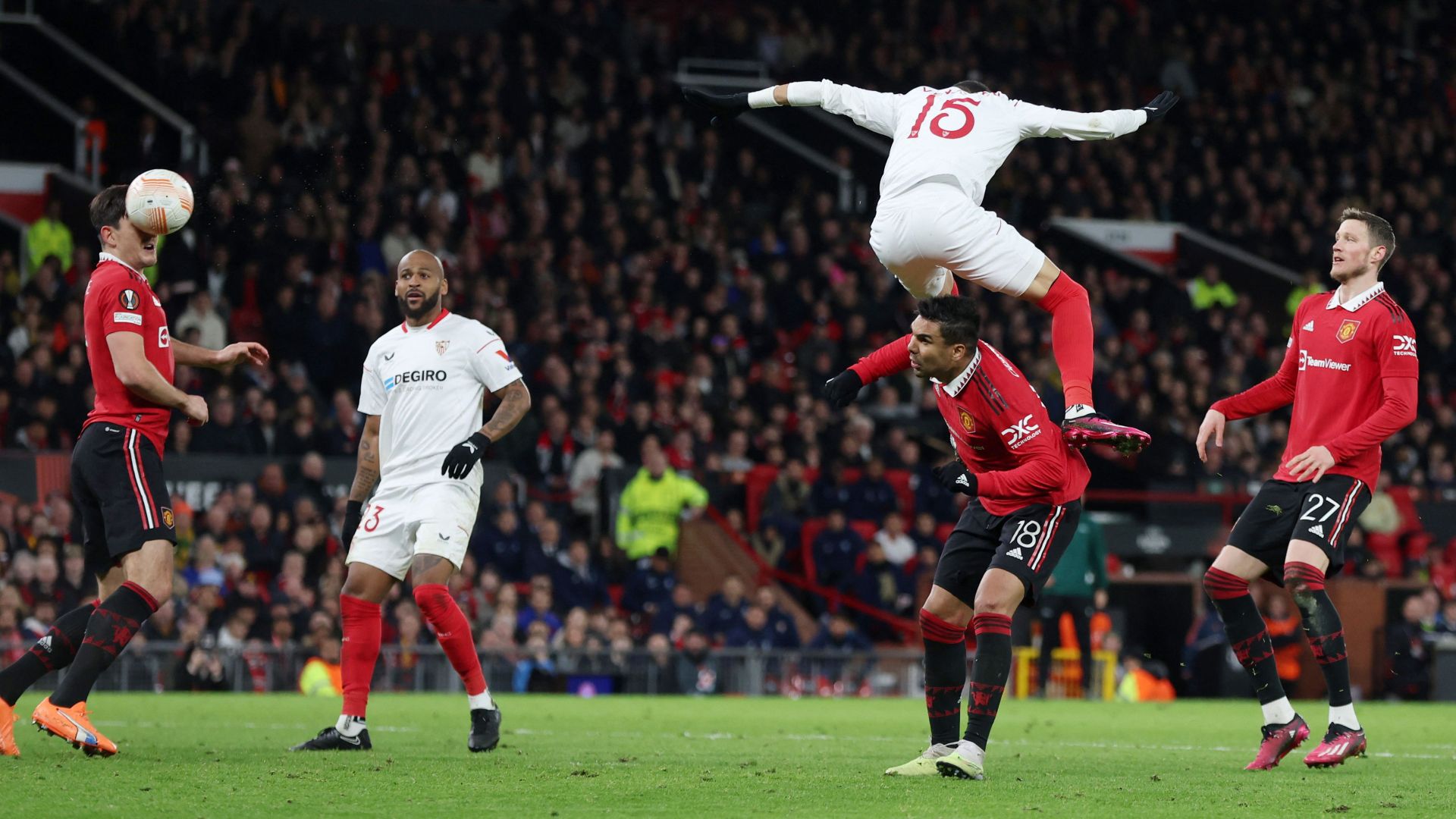 Manchester United y Sevilla igualaron 2-2 en partido accidentado por Europa League. (Reuters).