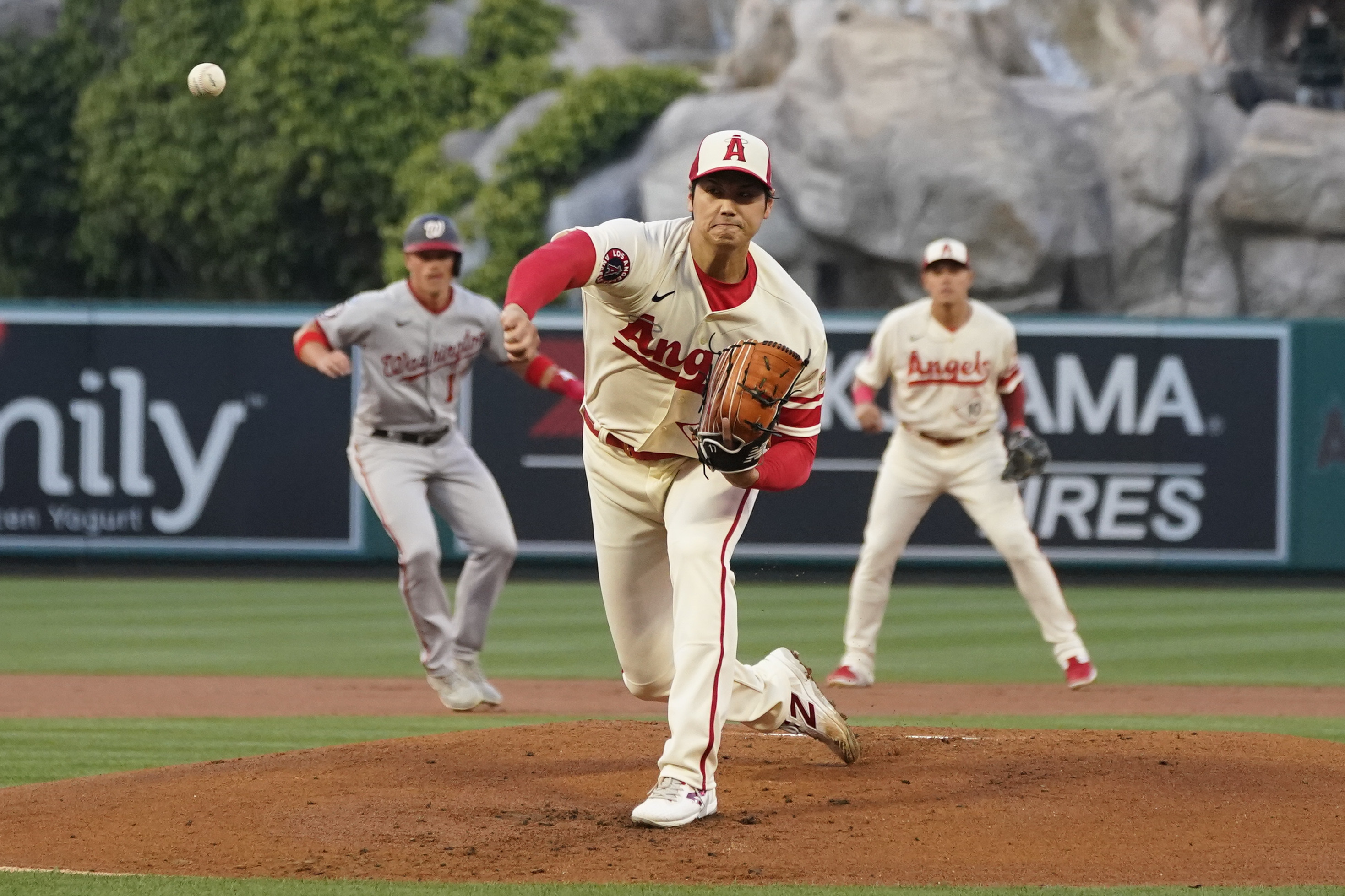 El japonés Shohei Ohtani lanza por los Angelinos de Los Ángeles en el juego del martes 11 dea bril de 2023 ante los Nacionales de Washington (AP Foto/Ashley Landis)