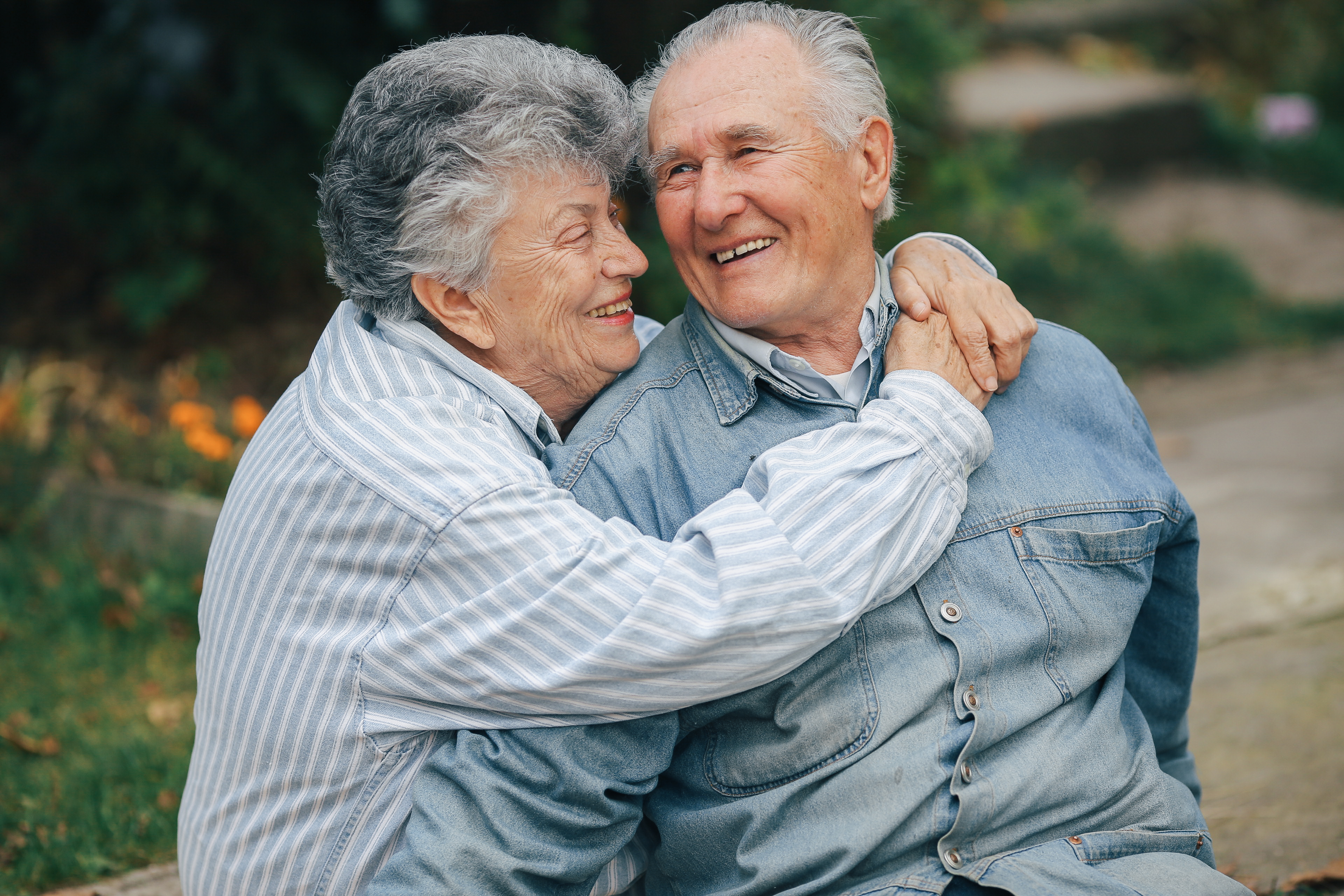 Una pareja de avanzada edad en una imagen de archivo