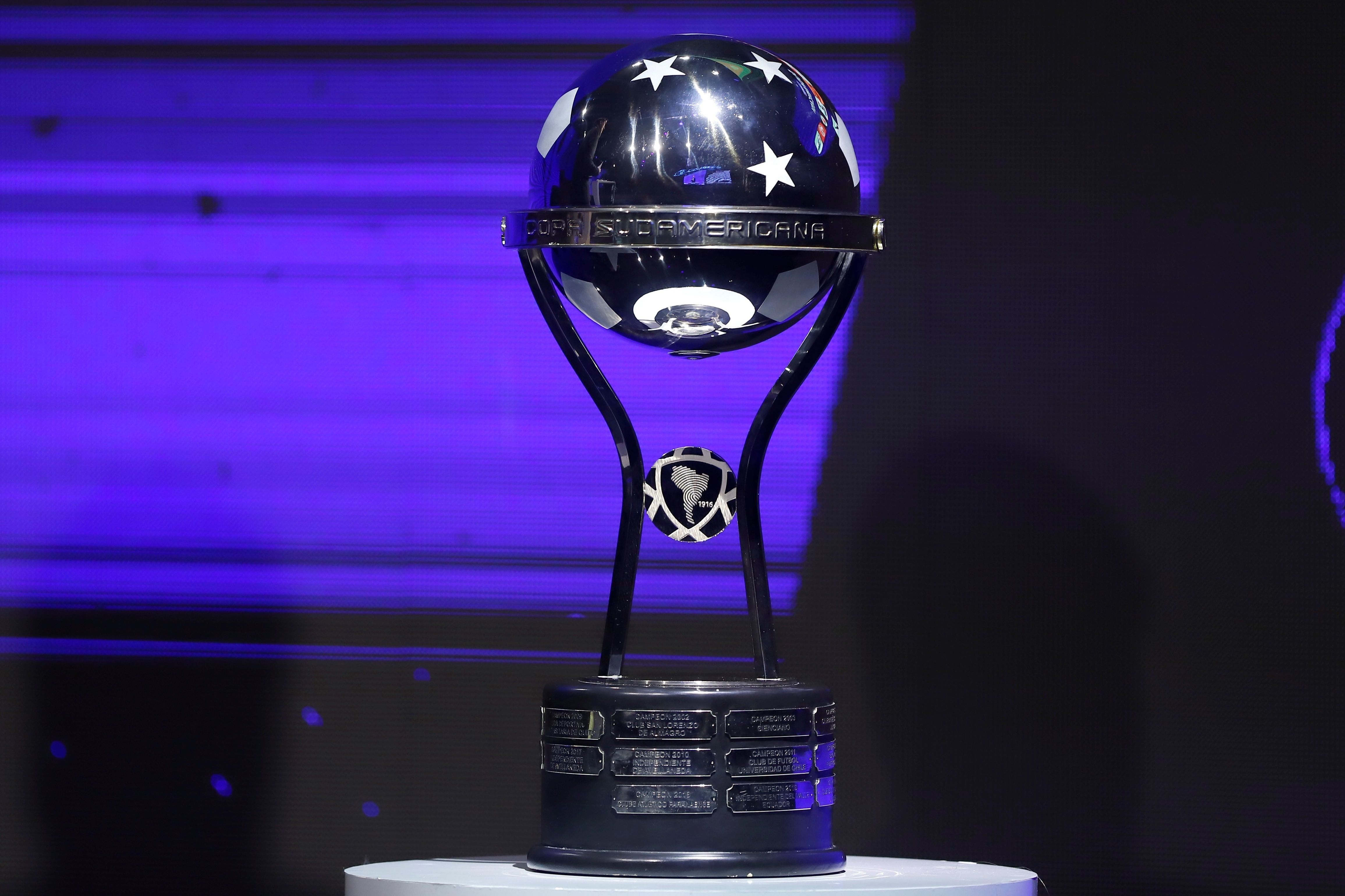 Fotografía del trofeo de la Copa Sudamericana hoy, durante el sorteo de los campeonatos Copa Libertadores y Sudamericana en la sede de la Conmebol en Luque (Paraguay). EFE/Nathalia Aguilar
