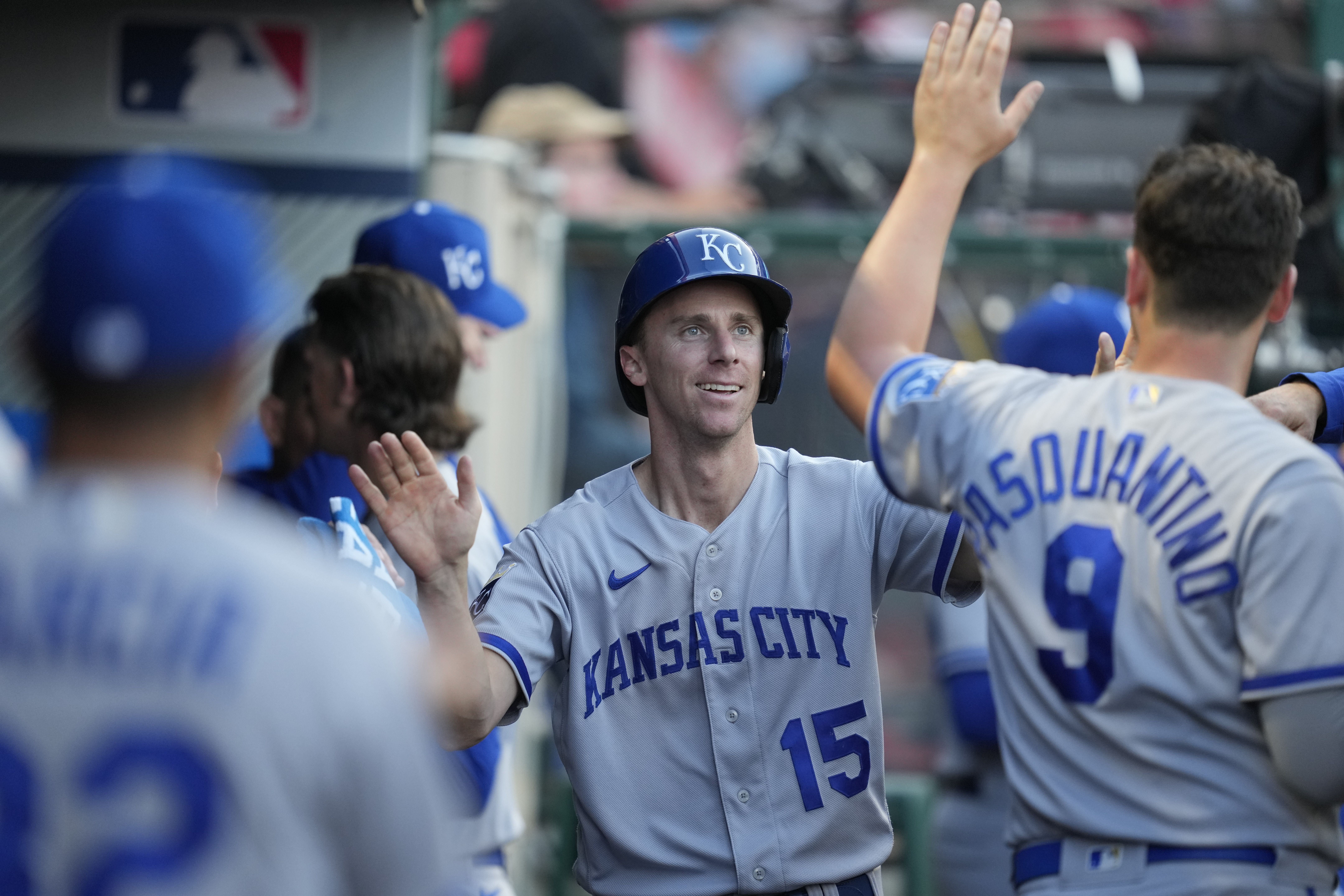 Matt Duffy, de los Reales de Kansas City, celebra después de anotar en la cuarta entrada del partido ante los Angelinos de Los Ángales, el sábado 22 de abril de 2023, en Anaheim, California. (AP Foto/Ashley Landis)